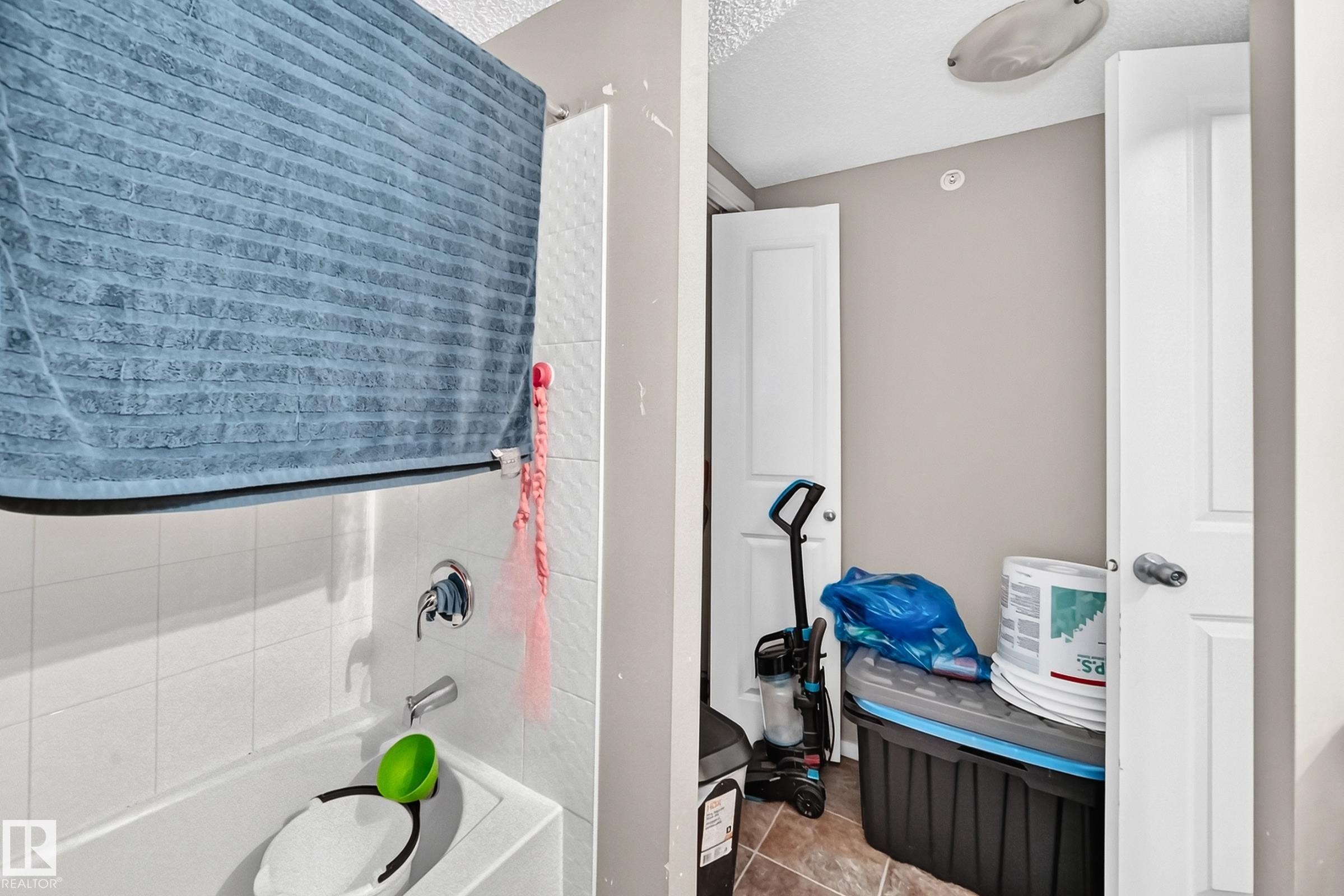 Image quality insufficient for description - #417 1510 Watt Dr Sw, Edmonton, AB - Indoor Photo Showing Bathroom