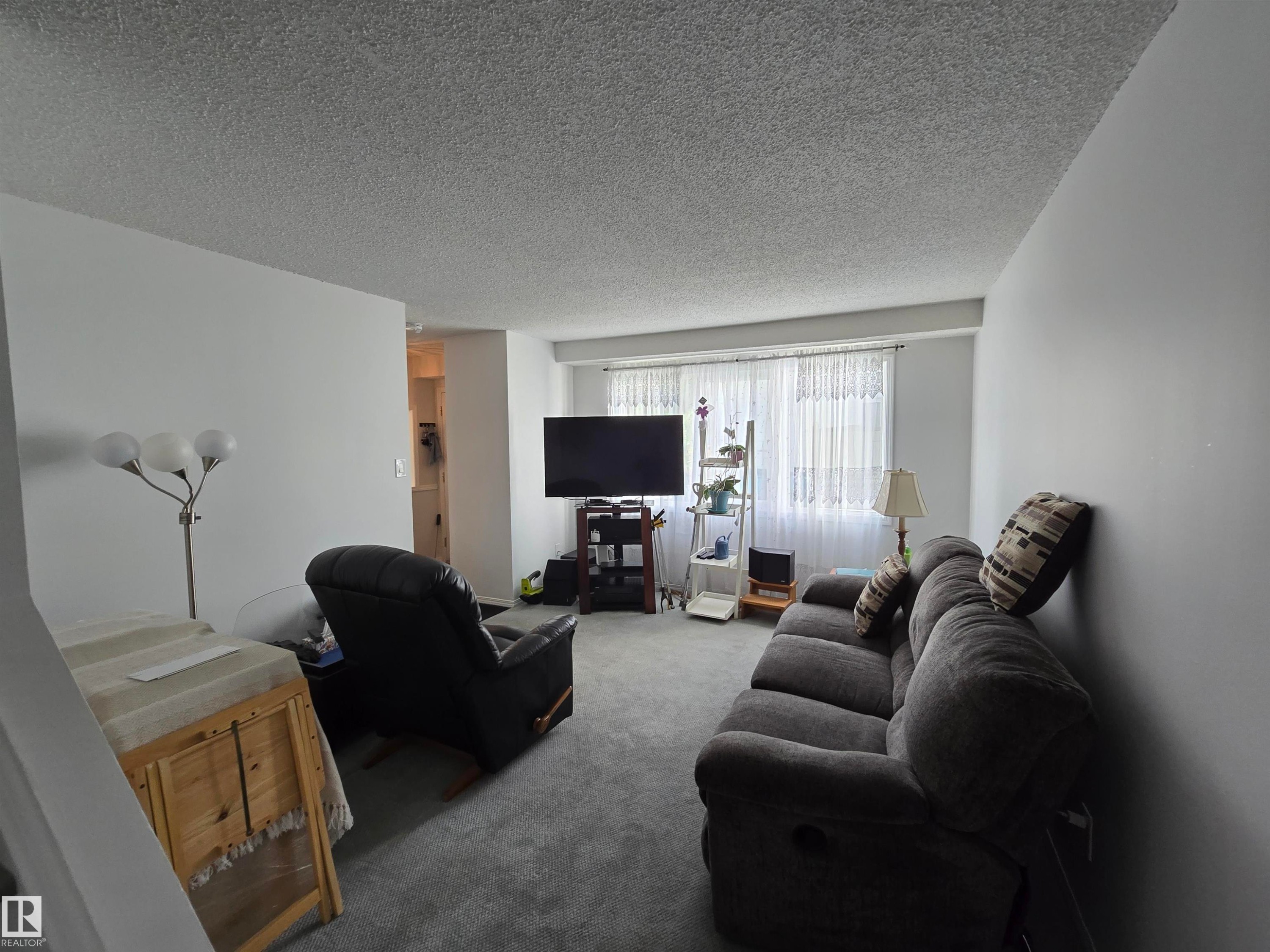 6646 178 Street Nw, Edmonton, AB - Indoor Photo Showing Living Room