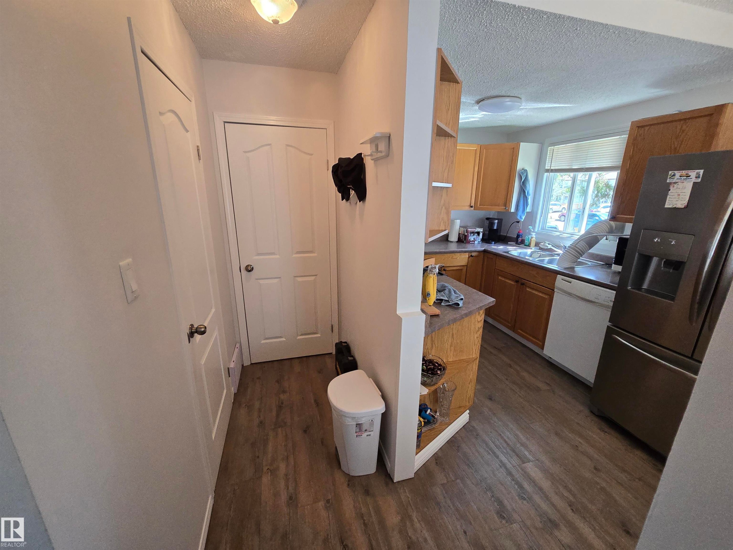 6646 178 Street Nw, Edmonton, AB - Indoor Photo Showing Kitchen