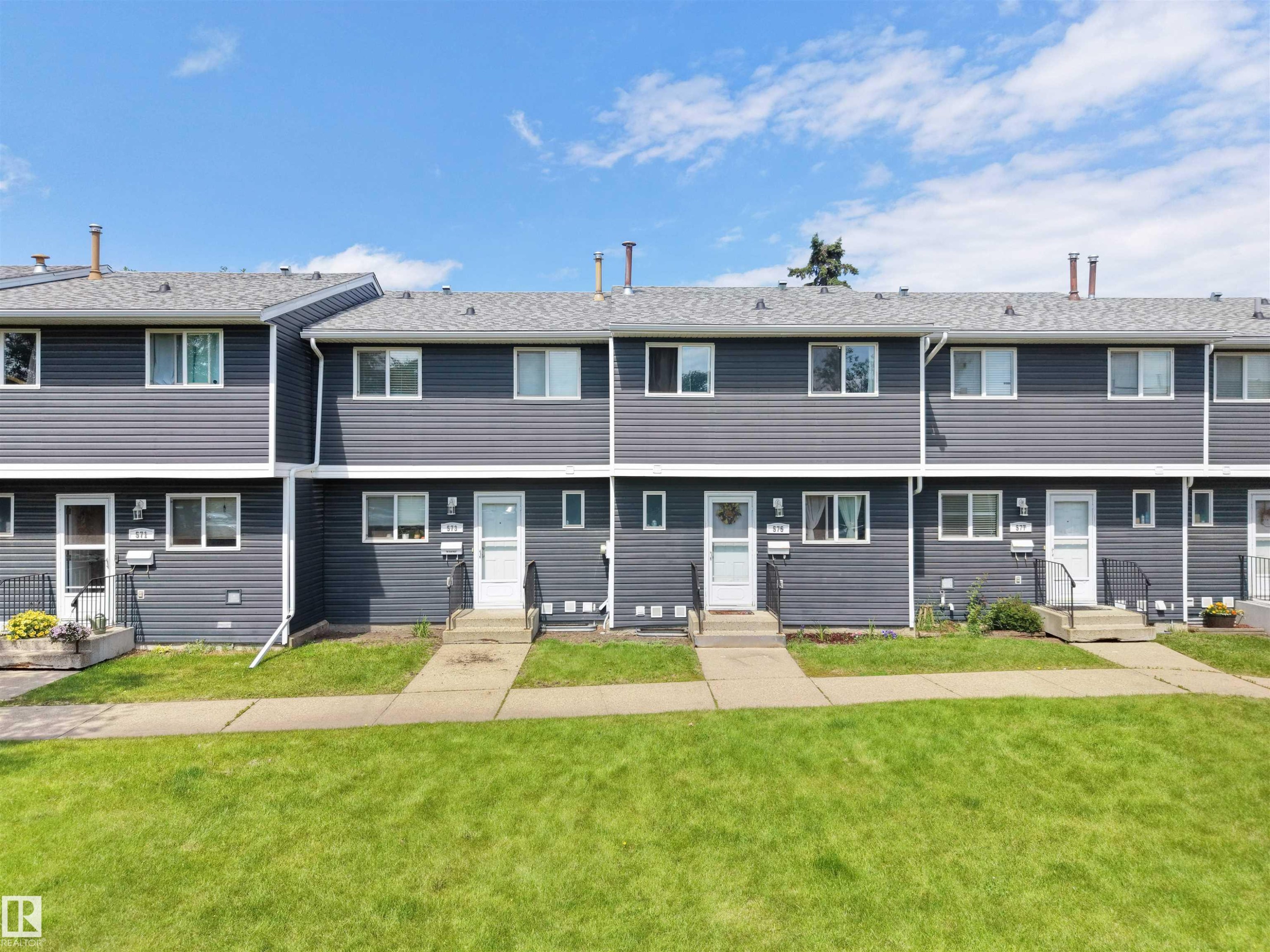Row of townhomes featuring charcoal grey siding and white trim - 575 Dunluce Road, Edmonton, AB