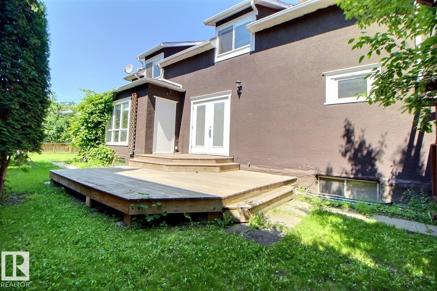 Multi-level wood deck with stepped access to the property - 11312 127 Street Nw, Edmonton, AB