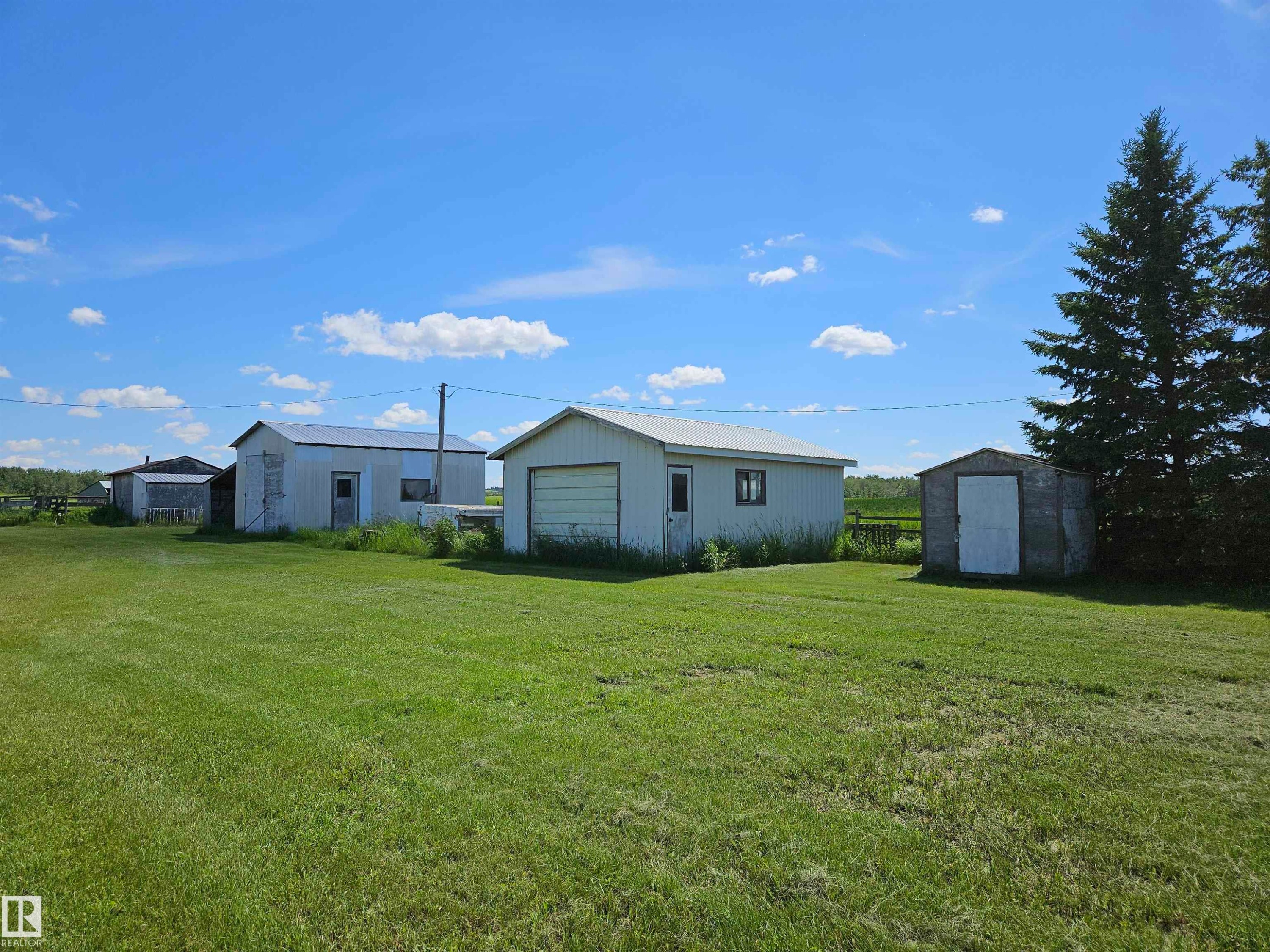 Detached garage and tractor garage and outbuildings - 57415 Range Road 93, Rural St. Paul County, AB - Outdoor