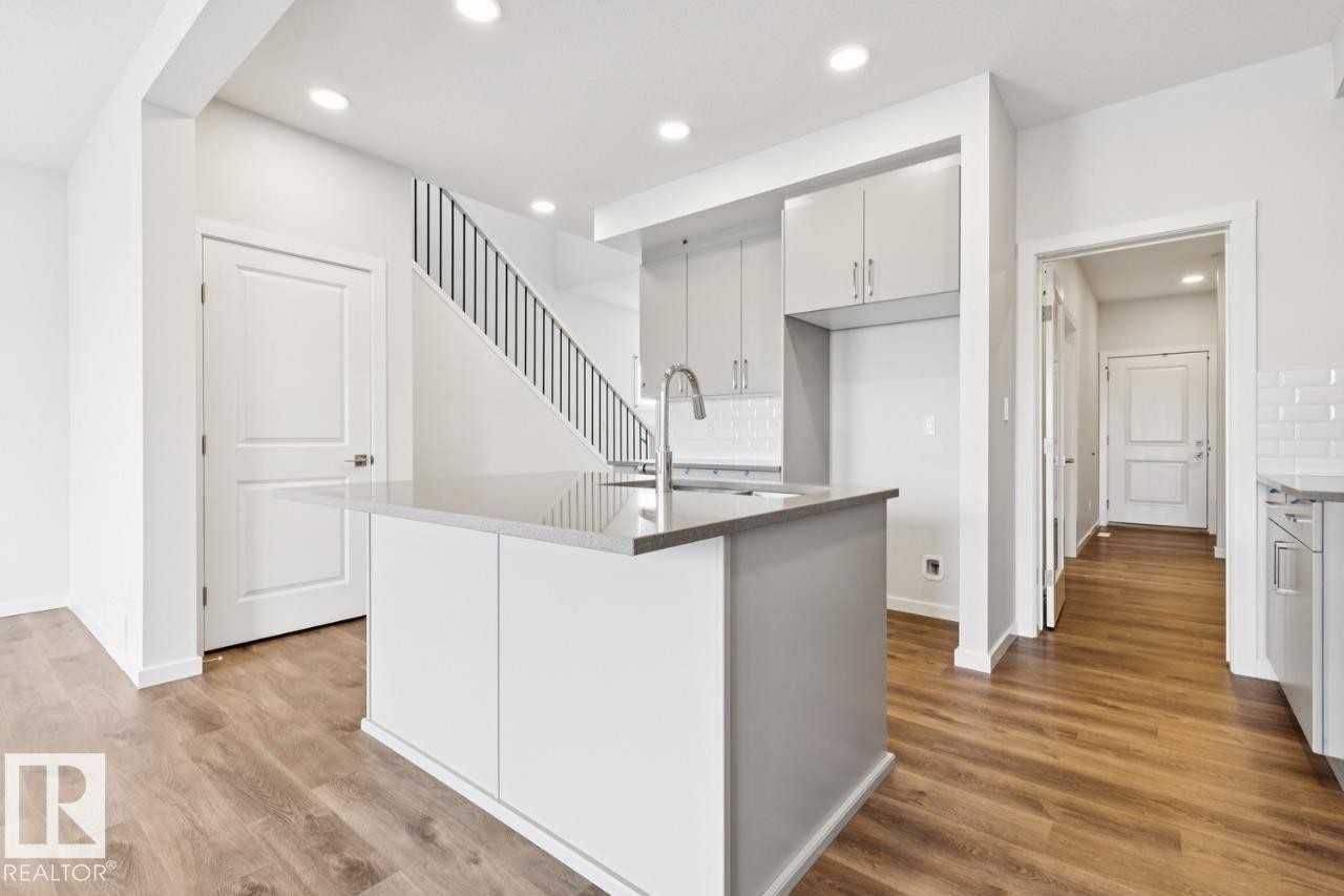 2482 Egret Loop Nw, Edmonton, AB - Indoor Photo Showing Kitchen