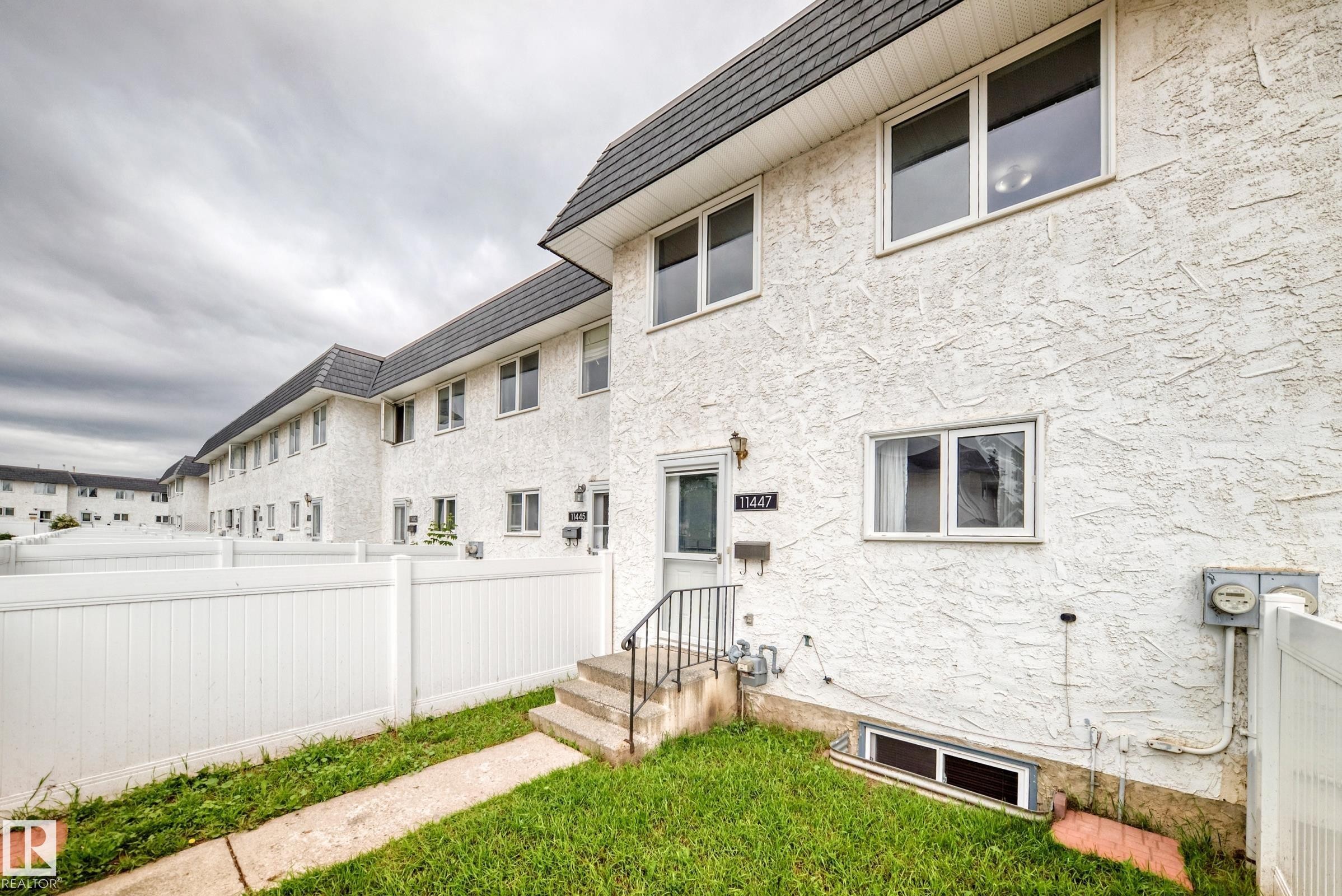 Textured stucco exterior with multiple windows - 11447 22 Avenue Nw, Edmonton, AB - Outdoor With Exterior