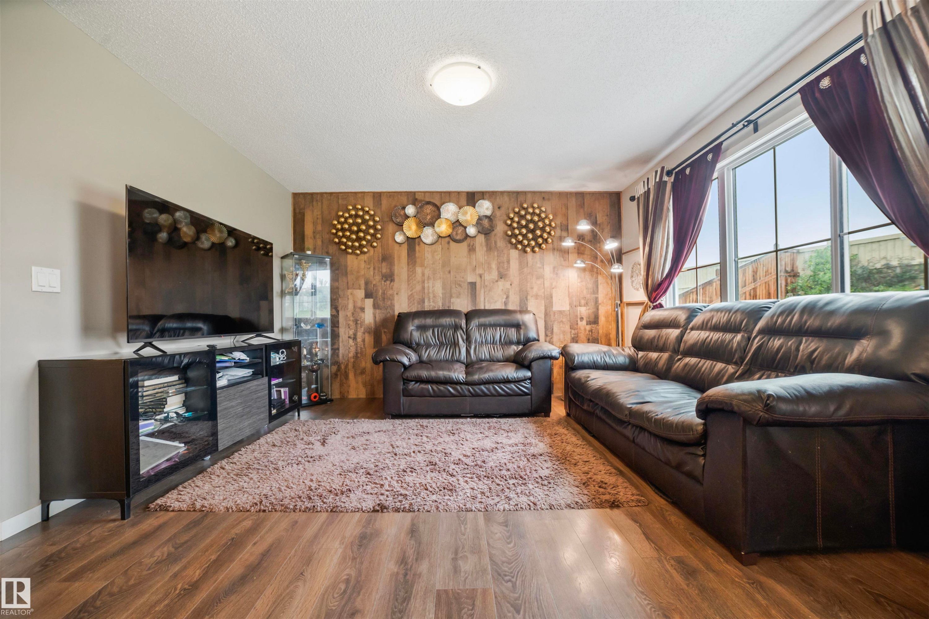 1971 51 Street Sw, Edmonton, AB - Indoor Photo Showing Living Room