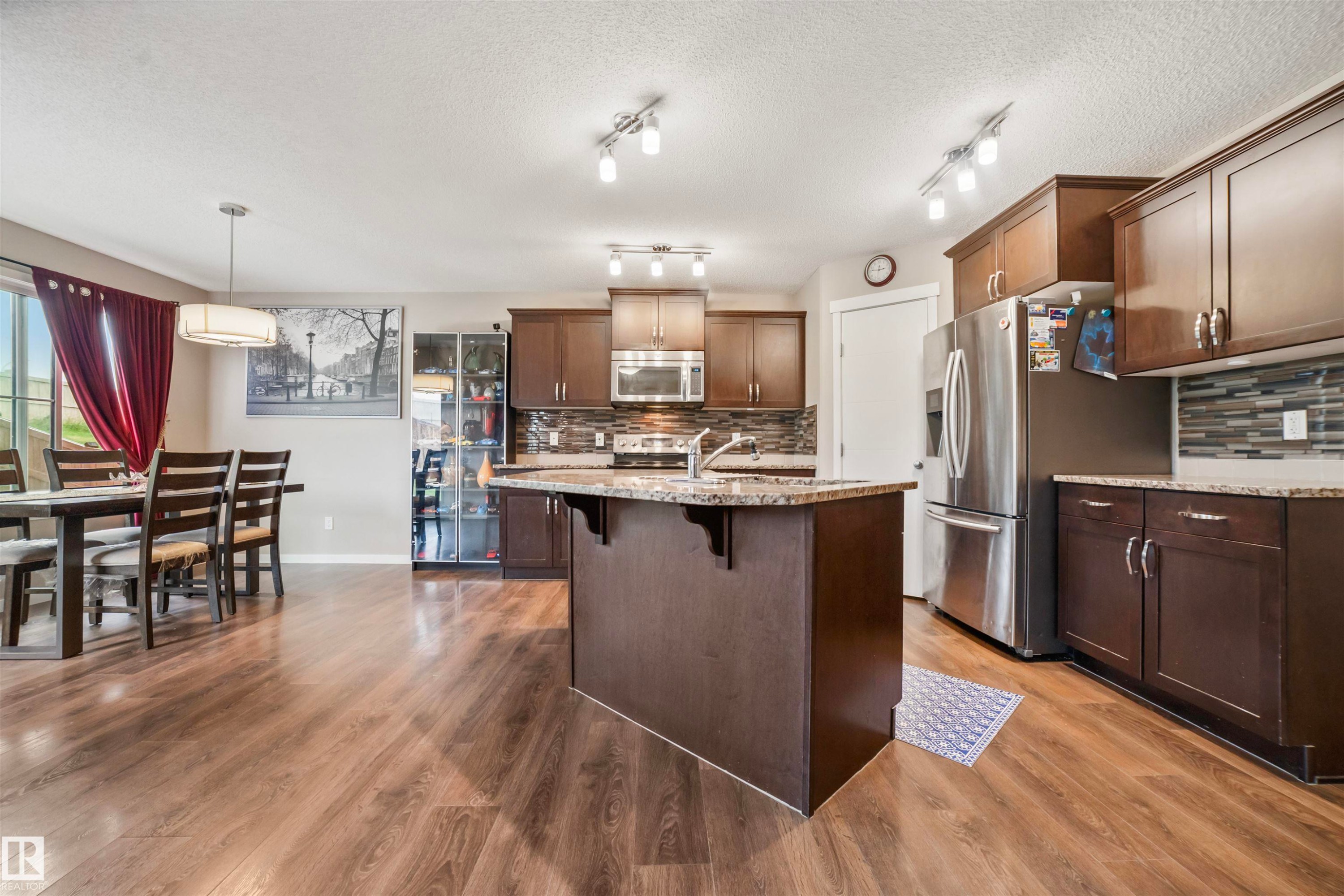 1971 51 Street Sw, Edmonton, AB - Indoor Photo Showing Kitchen With Upgraded Kitchen