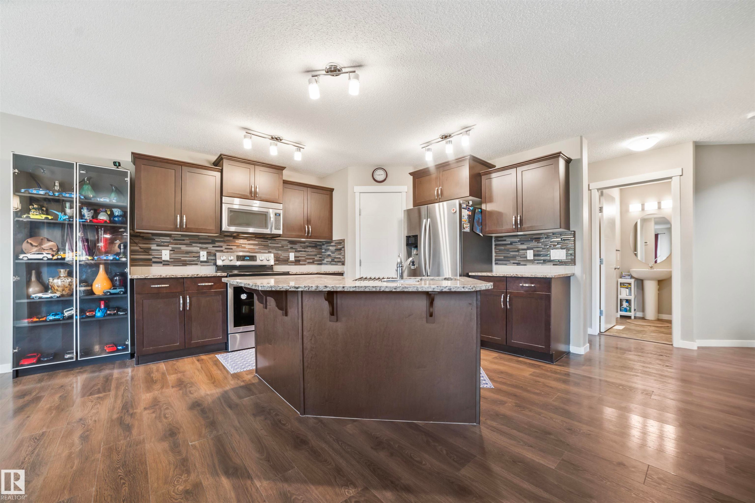1971 51 Street Sw, Edmonton, AB - Indoor Photo Showing Kitchen With Upgraded Kitchen