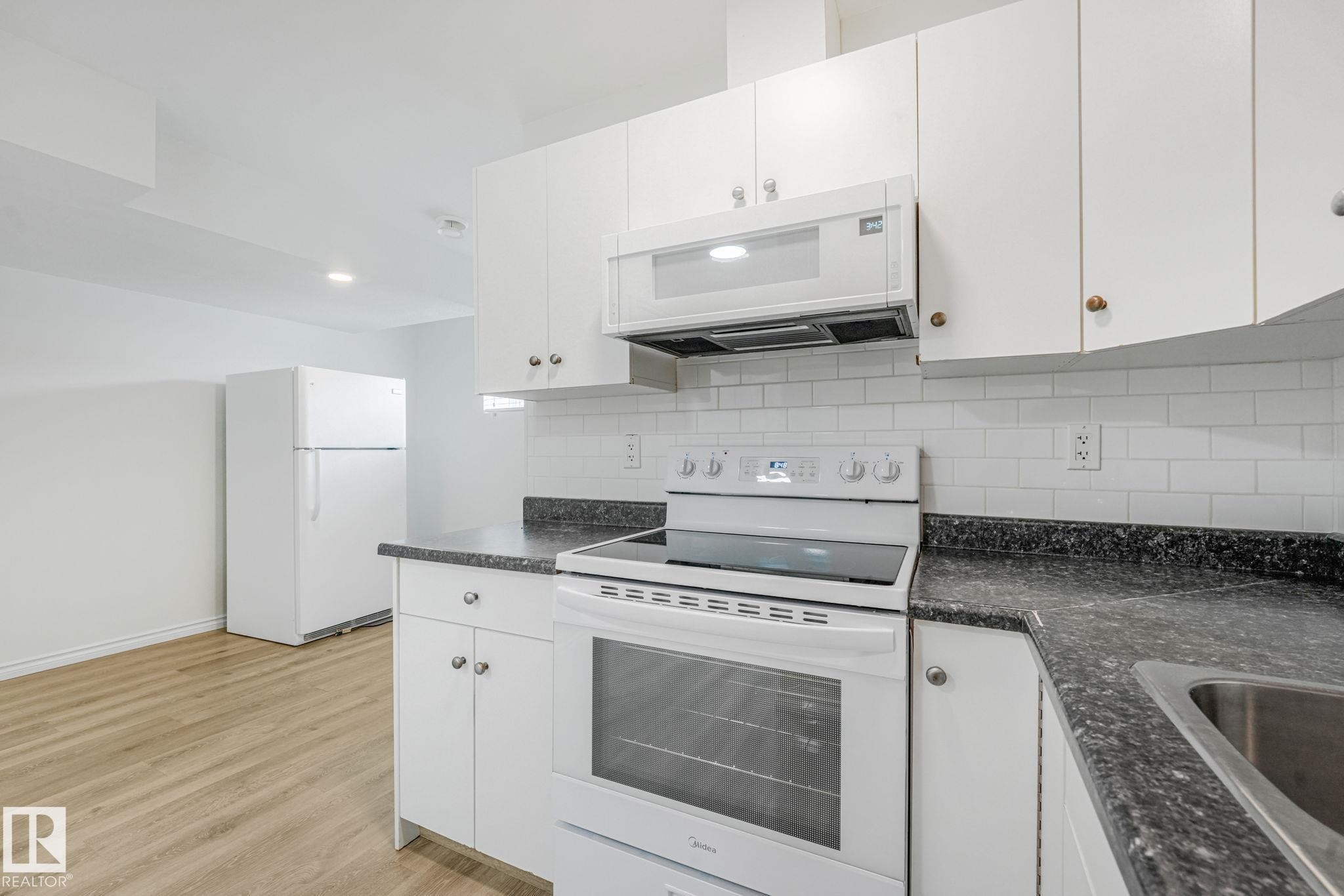 10216 150 Street Nw, Edmonton, AB - Indoor Photo Showing Kitchen