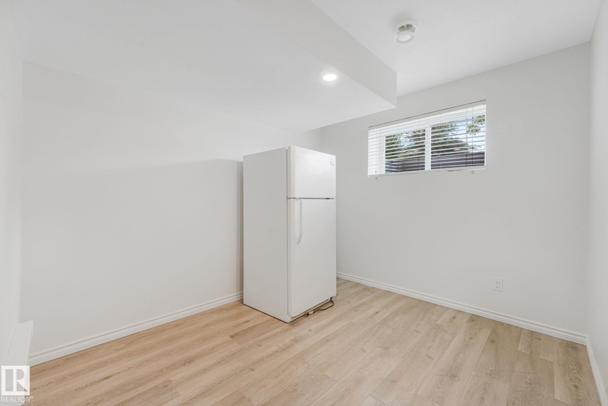 10216 150 Street Nw, Edmonton, AB - Indoor Photo Showing Other Room