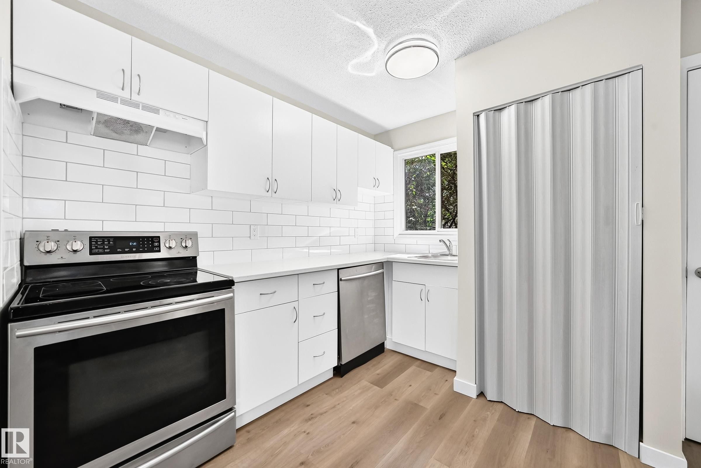 13835 114 Street Nw, Edmonton, AB - Indoor Photo Showing Kitchen