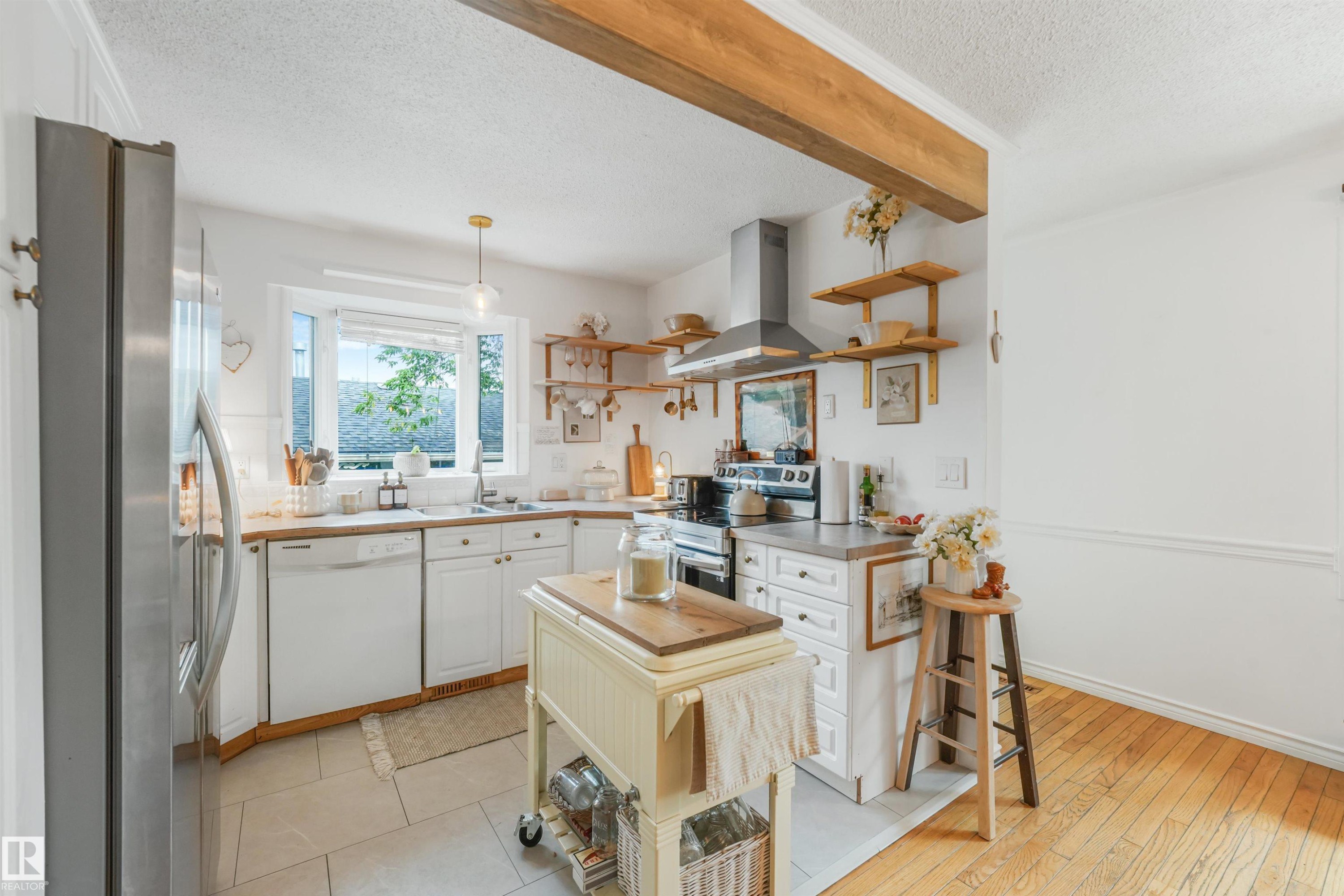 30 Greystone Close, Spruce Grove, AB - Indoor Photo Showing Kitchen With Double Sink
