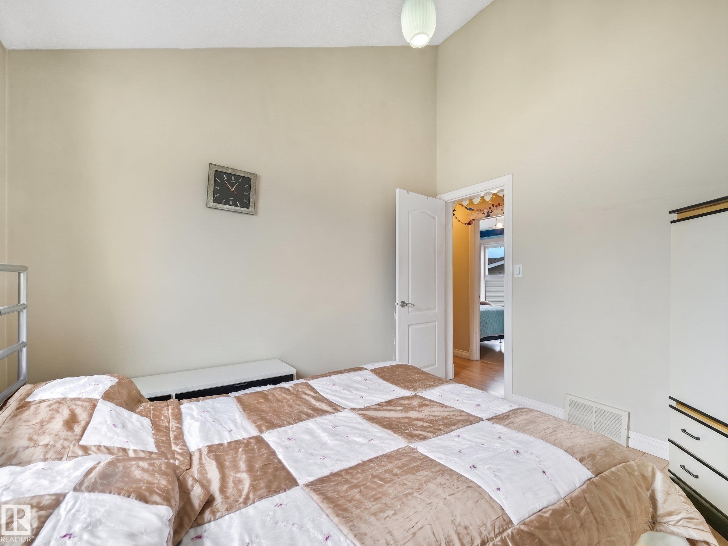 3219 85 Street Nw, Edmonton, AB - Indoor Photo Showing Bedroom