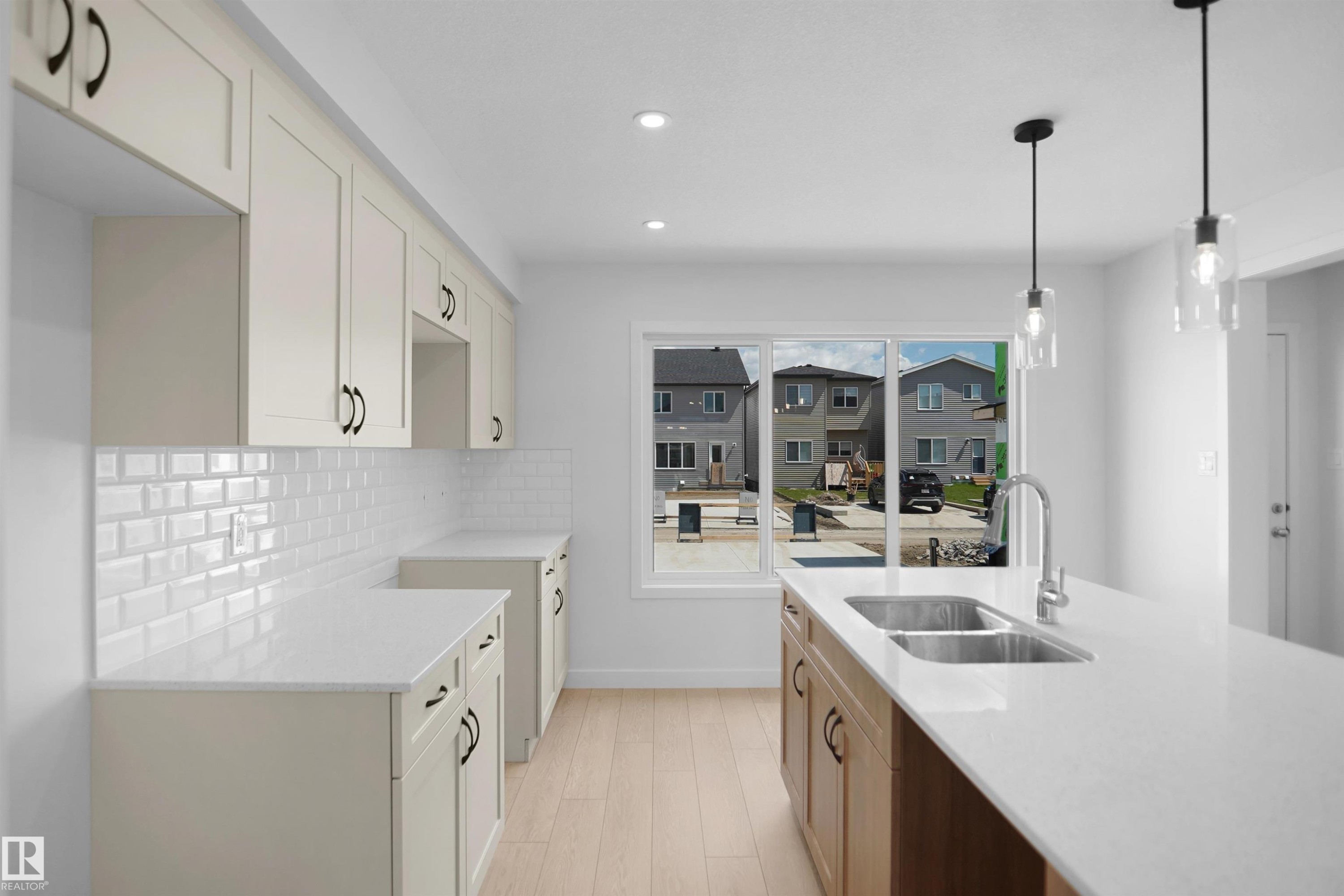 7323 181 Avenue Nw, Edmonton, AB - Indoor Photo Showing Kitchen With Double Sink With Upgraded Kitchen