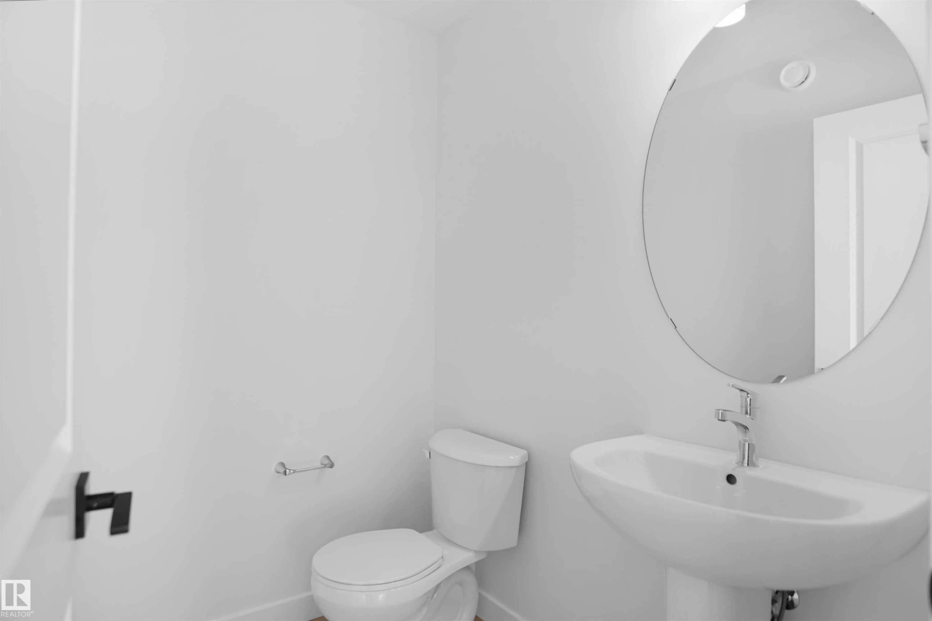 7383 181 Avenue Nw, Edmonton, AB - Indoor Photo Showing Bathroom