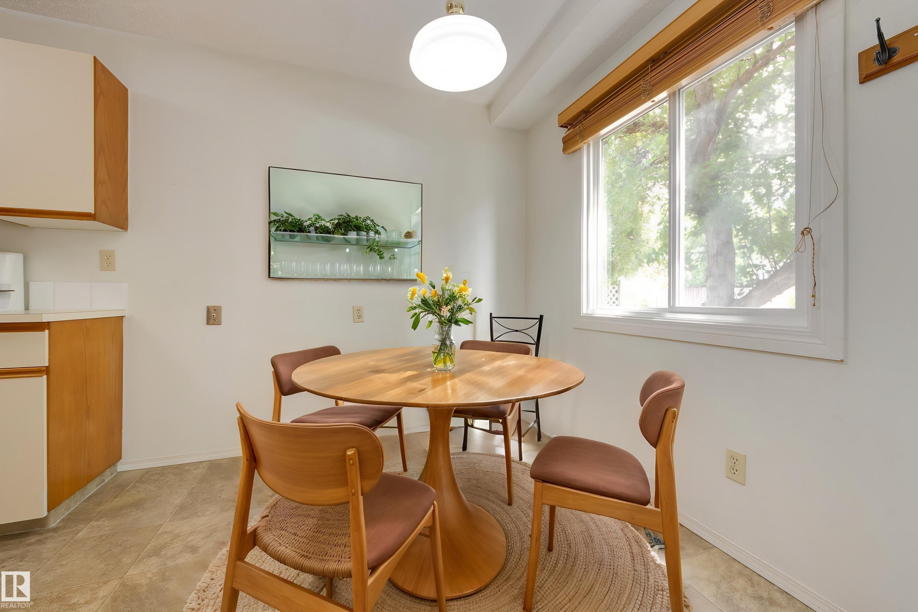 5441 Hill View Crescent Nw, Edmonton, AB - Indoor Photo Showing Dining Room