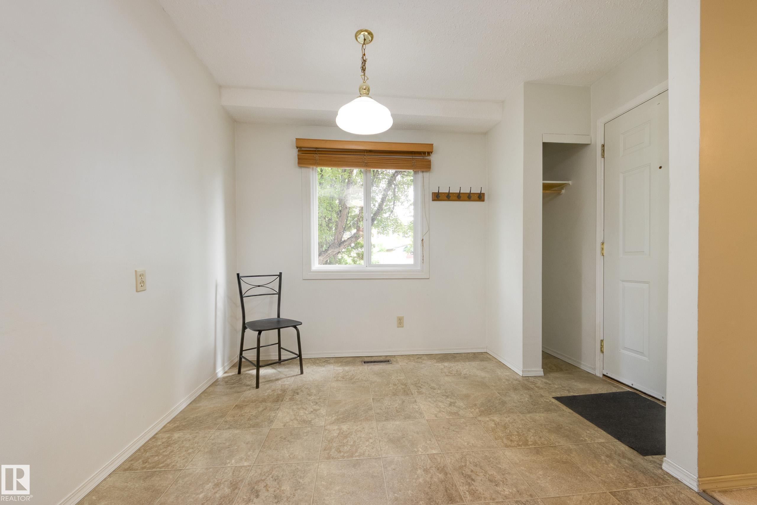 5441 Hill View Crescent Nw, Edmonton, AB - Indoor Photo Showing Other Room