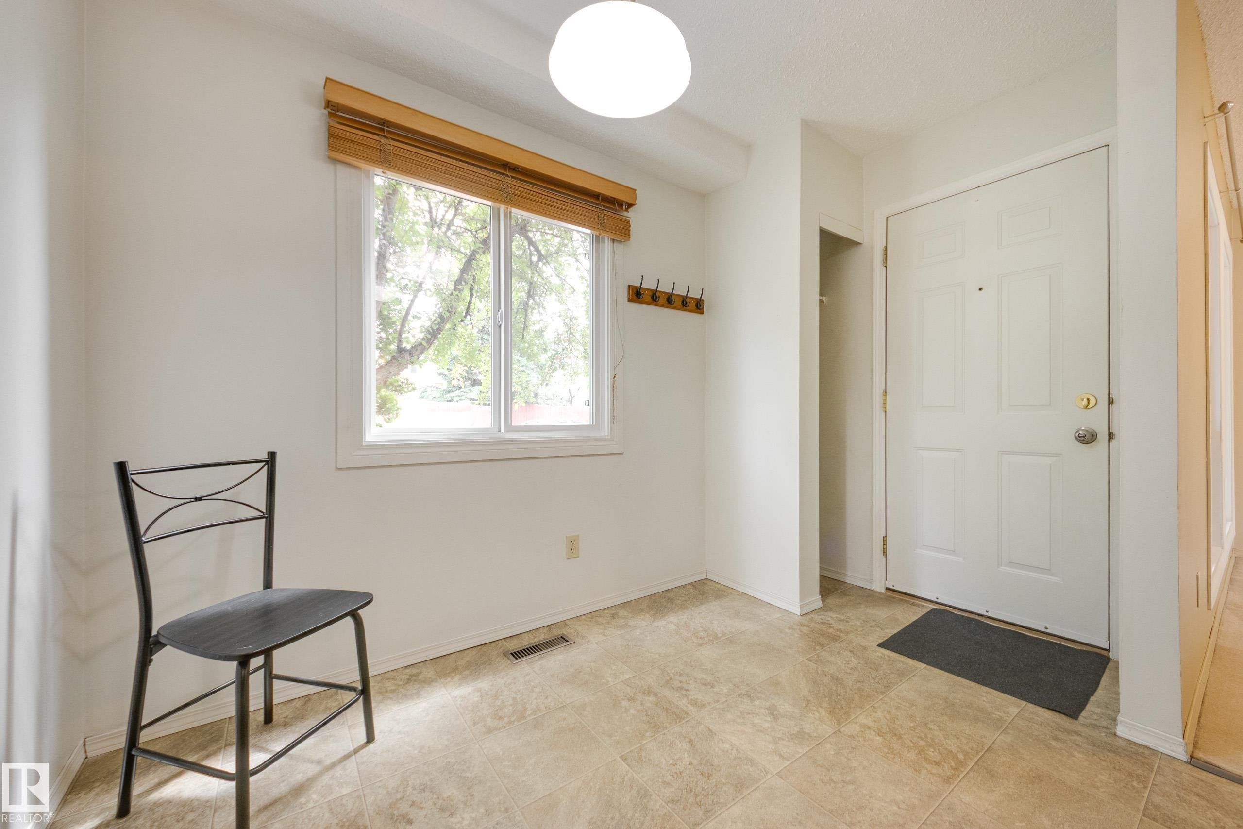 5441 Hill View Crescent Nw, Edmonton, AB - Indoor Photo Showing Other Room
