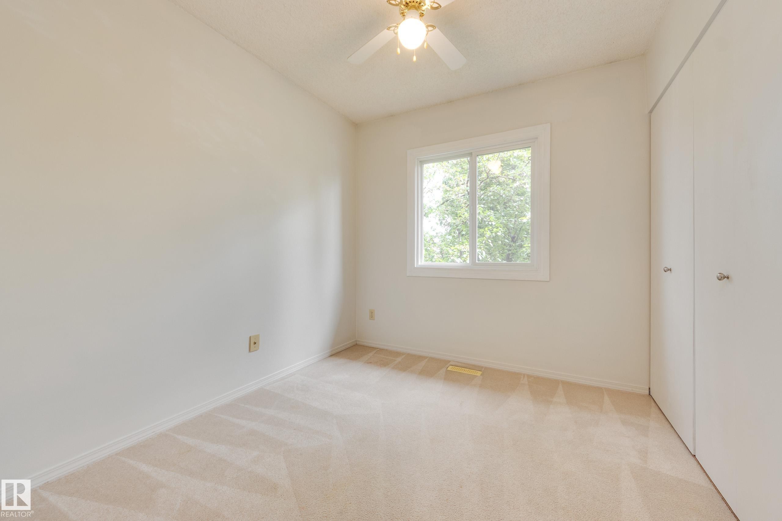 5441 Hill View Crescent Nw, Edmonton, AB - Indoor Photo Showing Other Room