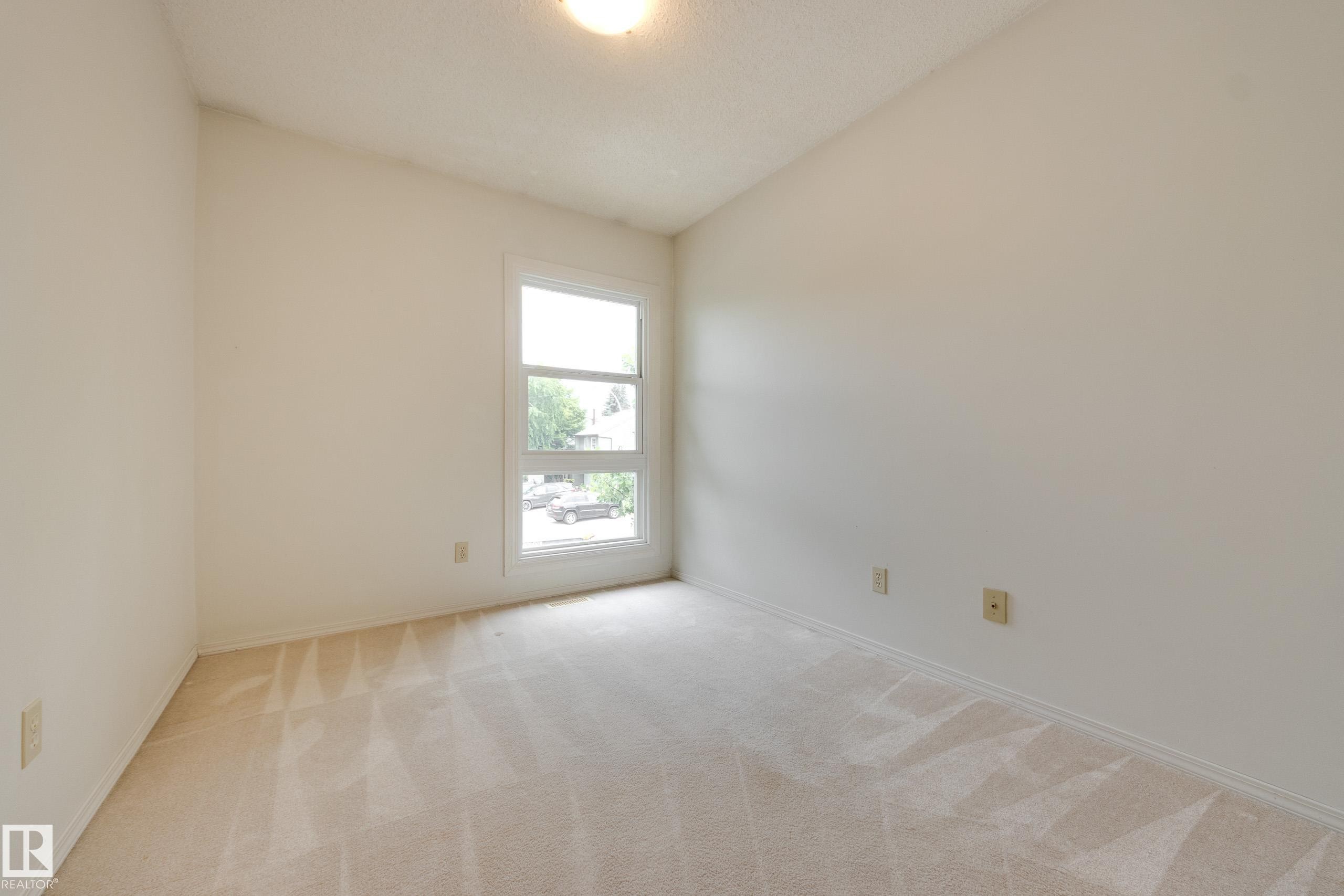 5441 Hill View Crescent Nw, Edmonton, AB - Indoor Photo Showing Other Room
