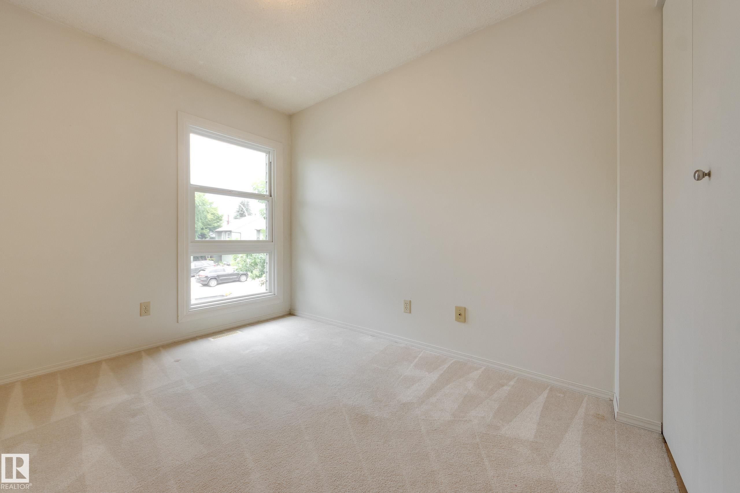 5441 Hill View Crescent Nw, Edmonton, AB - Indoor Photo Showing Other Room