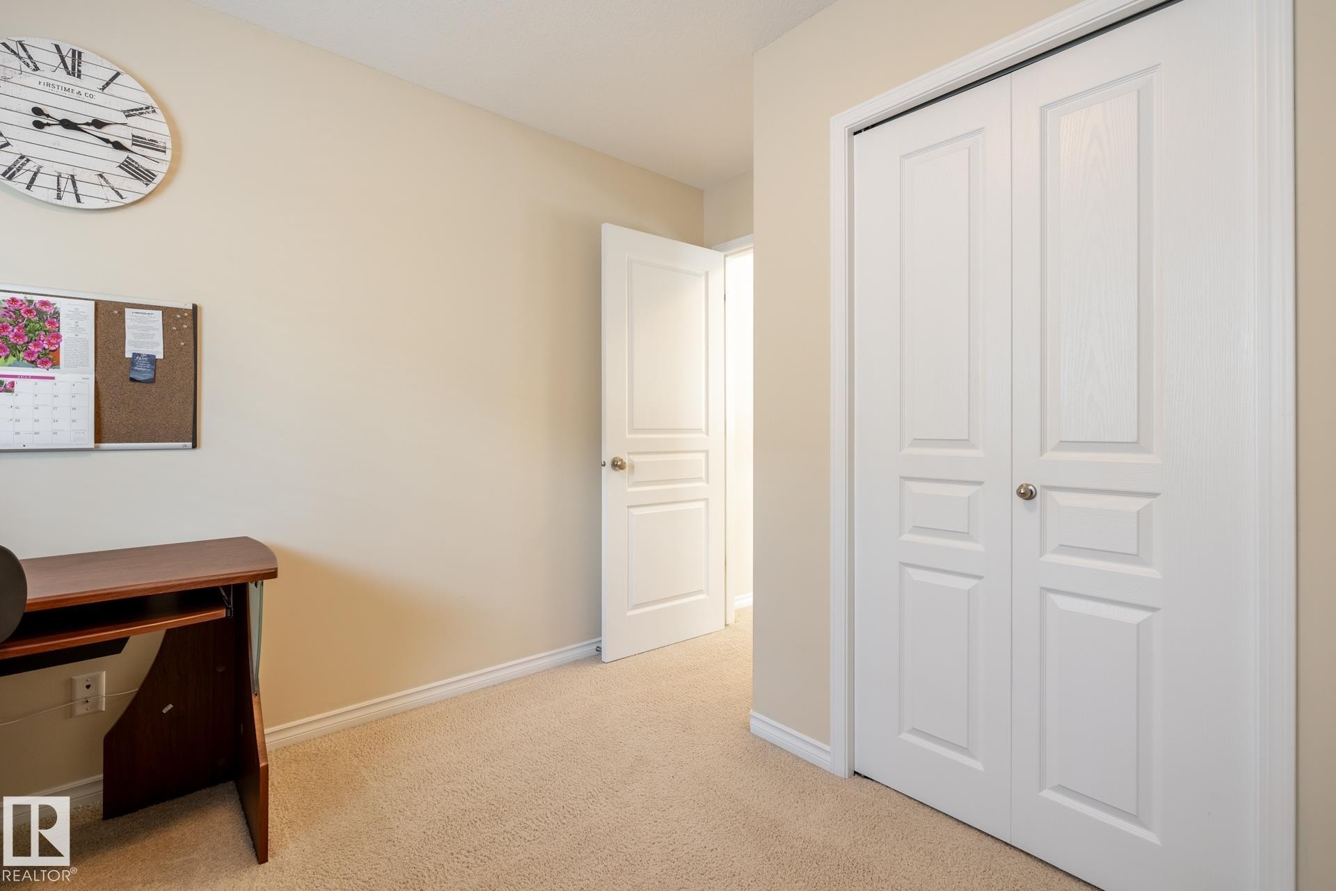 Neutral tone wall finishes complemented by white baseboards and trim - 5820 7 Avenue Sw, Edmonton, AB - Indoor