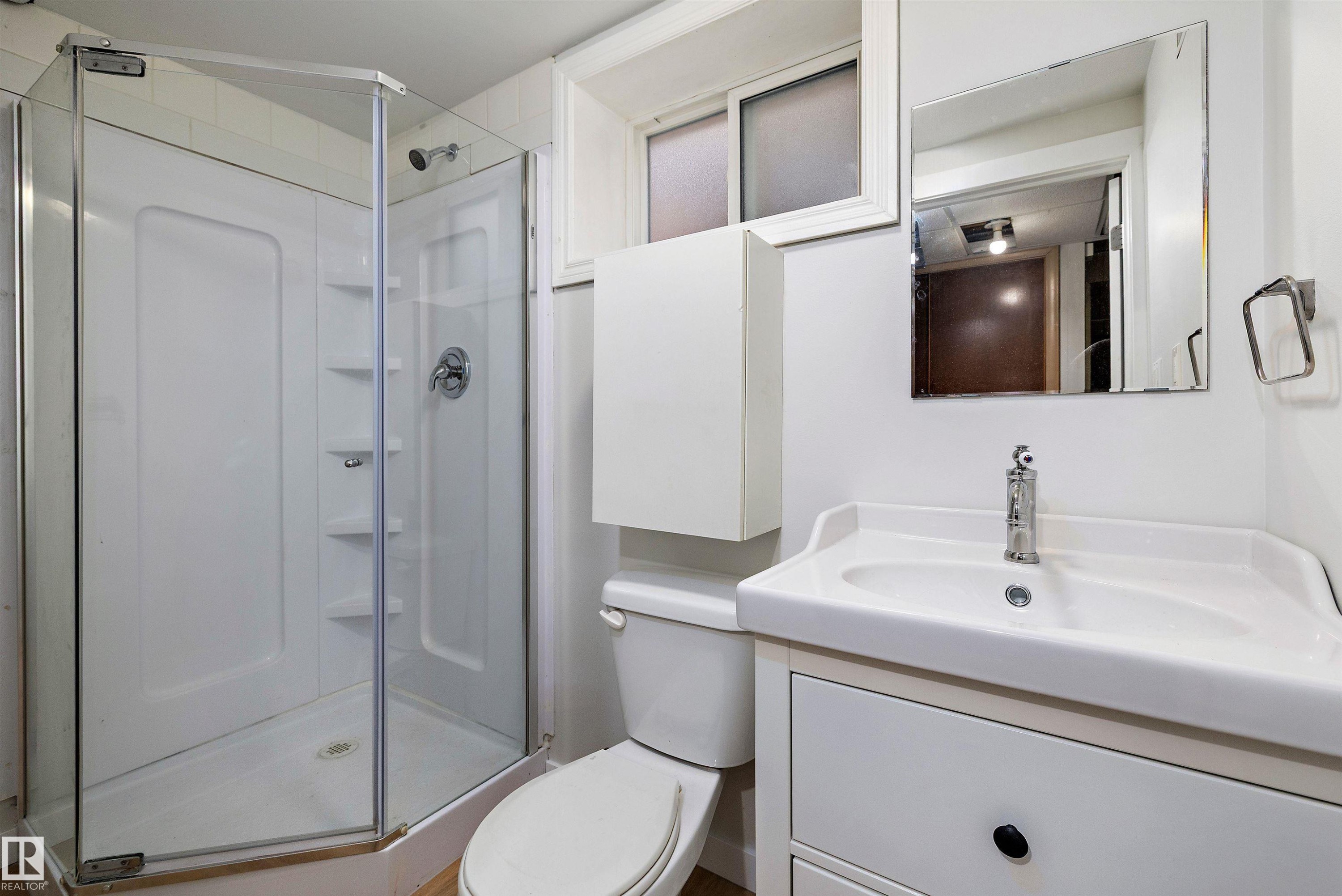 9747 66 Avenue, Edmonton, AB - Indoor Photo Showing Bathroom