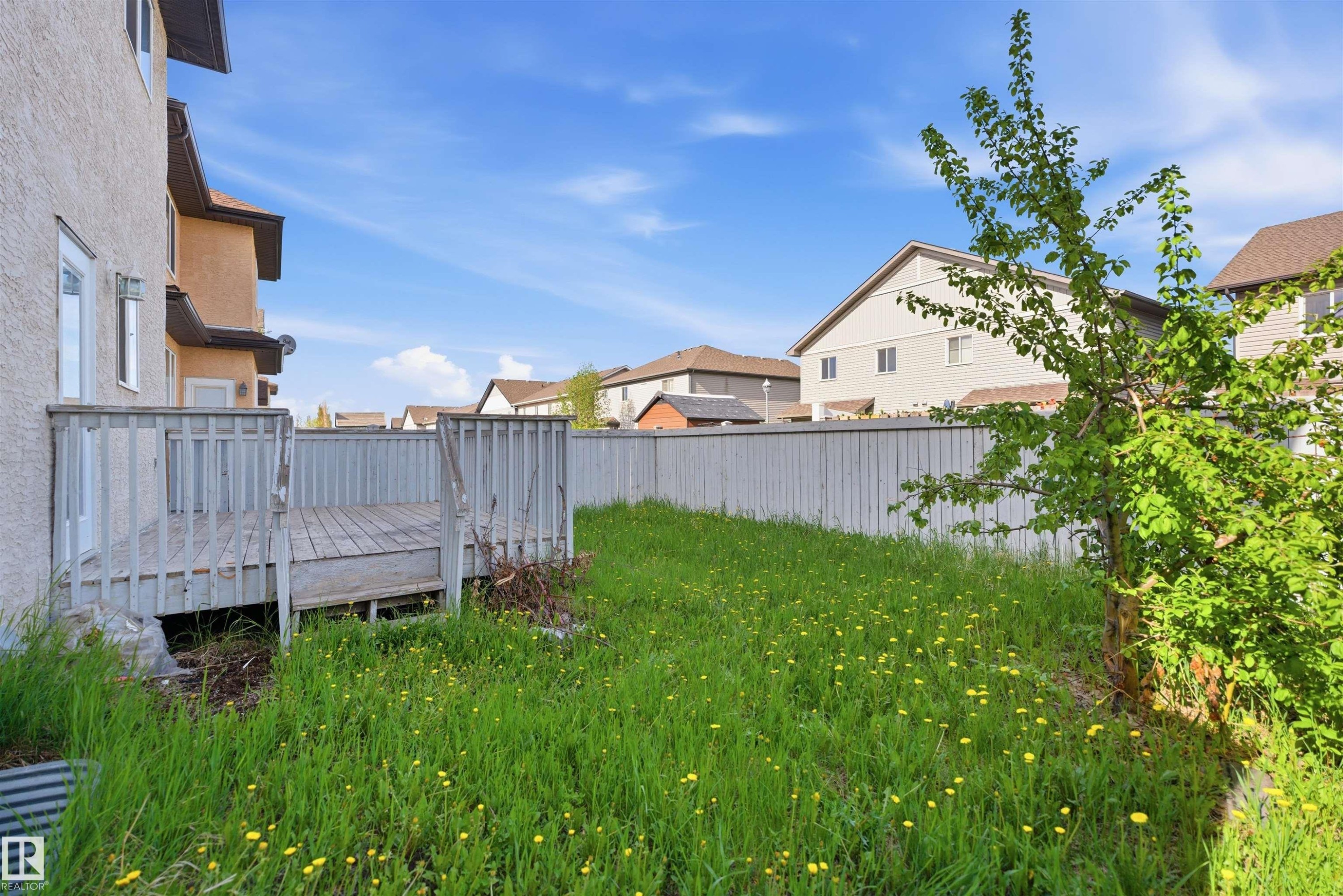 Rear wood-decked patio with slatted railing - 16807 54 Street, Edmonton, AB - Outdoor