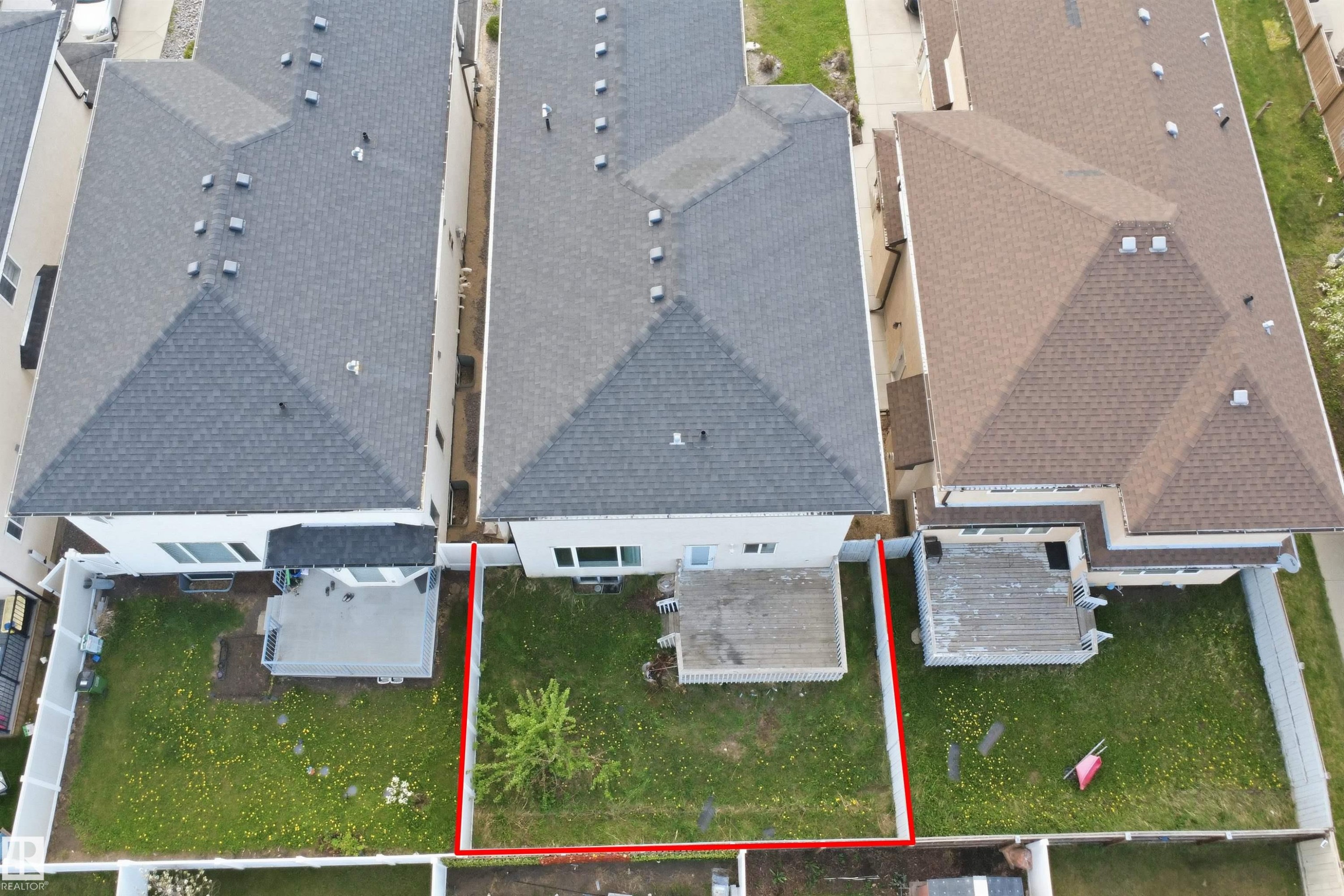 Property featuring a spacious grassy backyard with a mature tree - 16807 54 Street, Edmonton, AB -