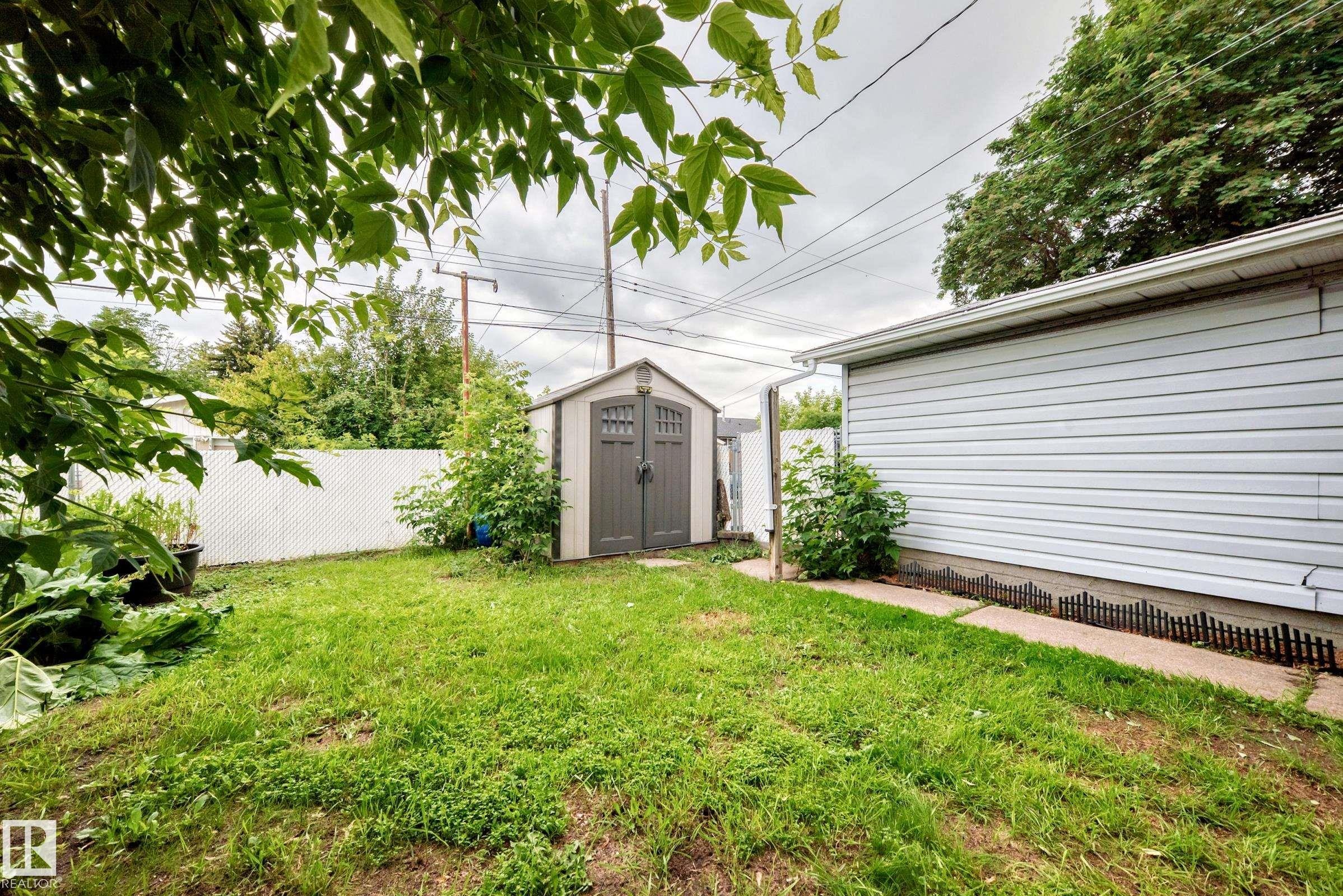 7916 130 Avenue Nw, Edmonton, AB - Outdoor