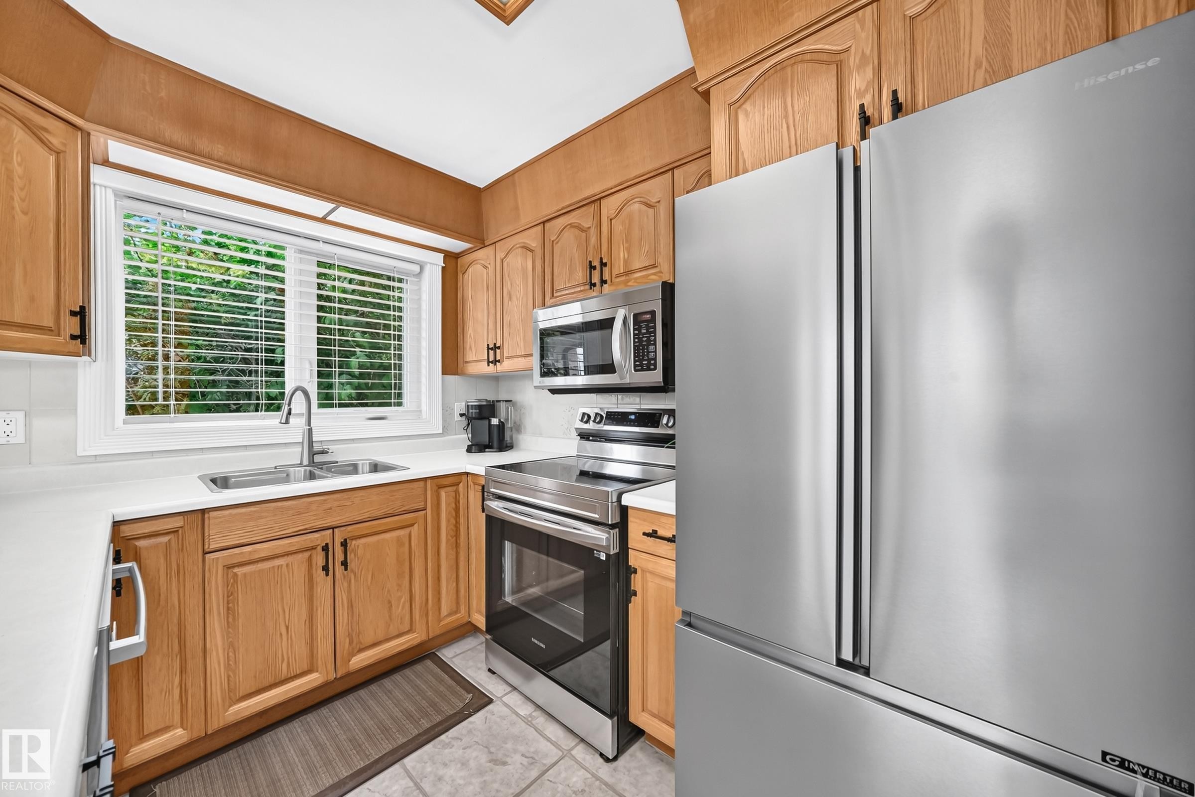 7916 130 Avenue Nw, Edmonton, AB - Indoor Photo Showing Kitchen With Double Sink