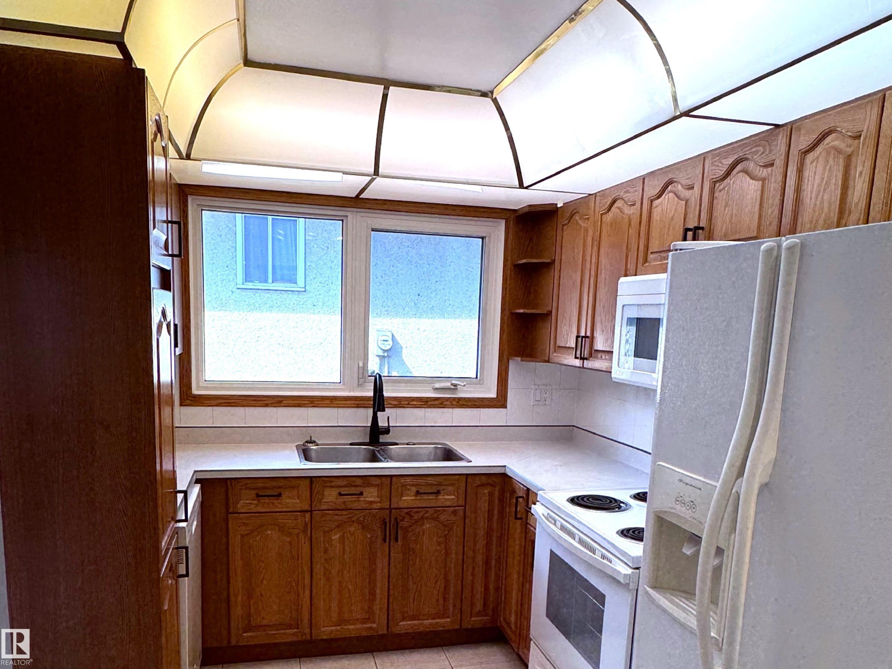 7312 137 Avenue Nw, Edmonton, AB - Indoor Photo Showing Kitchen With Double Sink