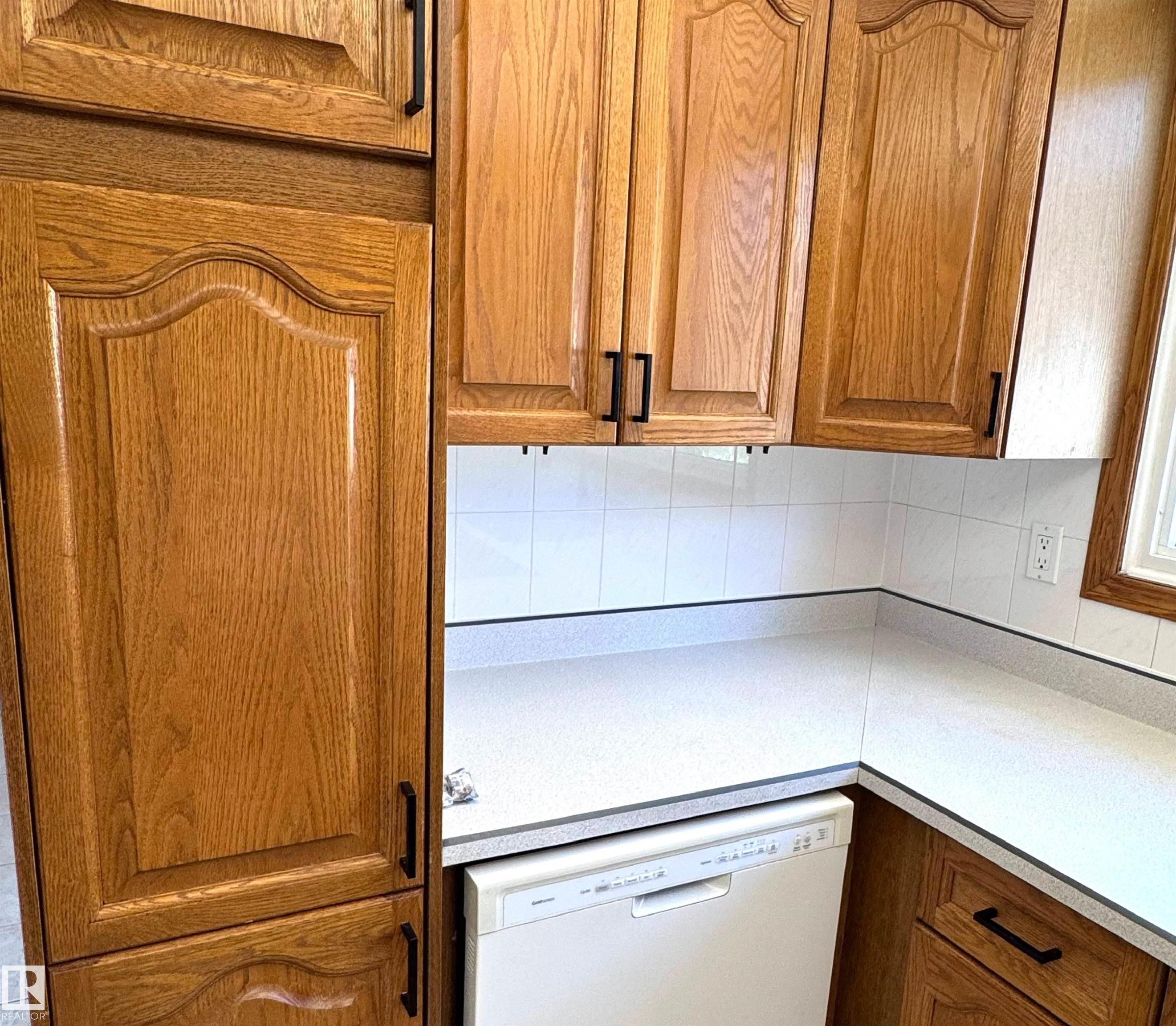 7312 137 Avenue Nw, Edmonton, AB - Indoor Photo Showing Kitchen