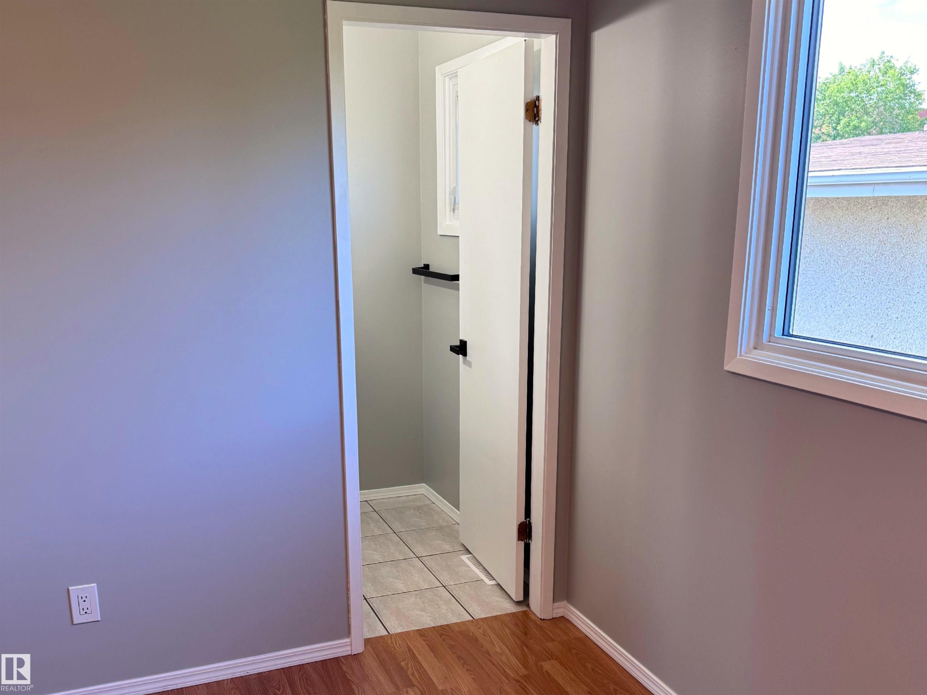 7312 137 Avenue Nw, Edmonton, AB - Indoor Photo Showing Other Room