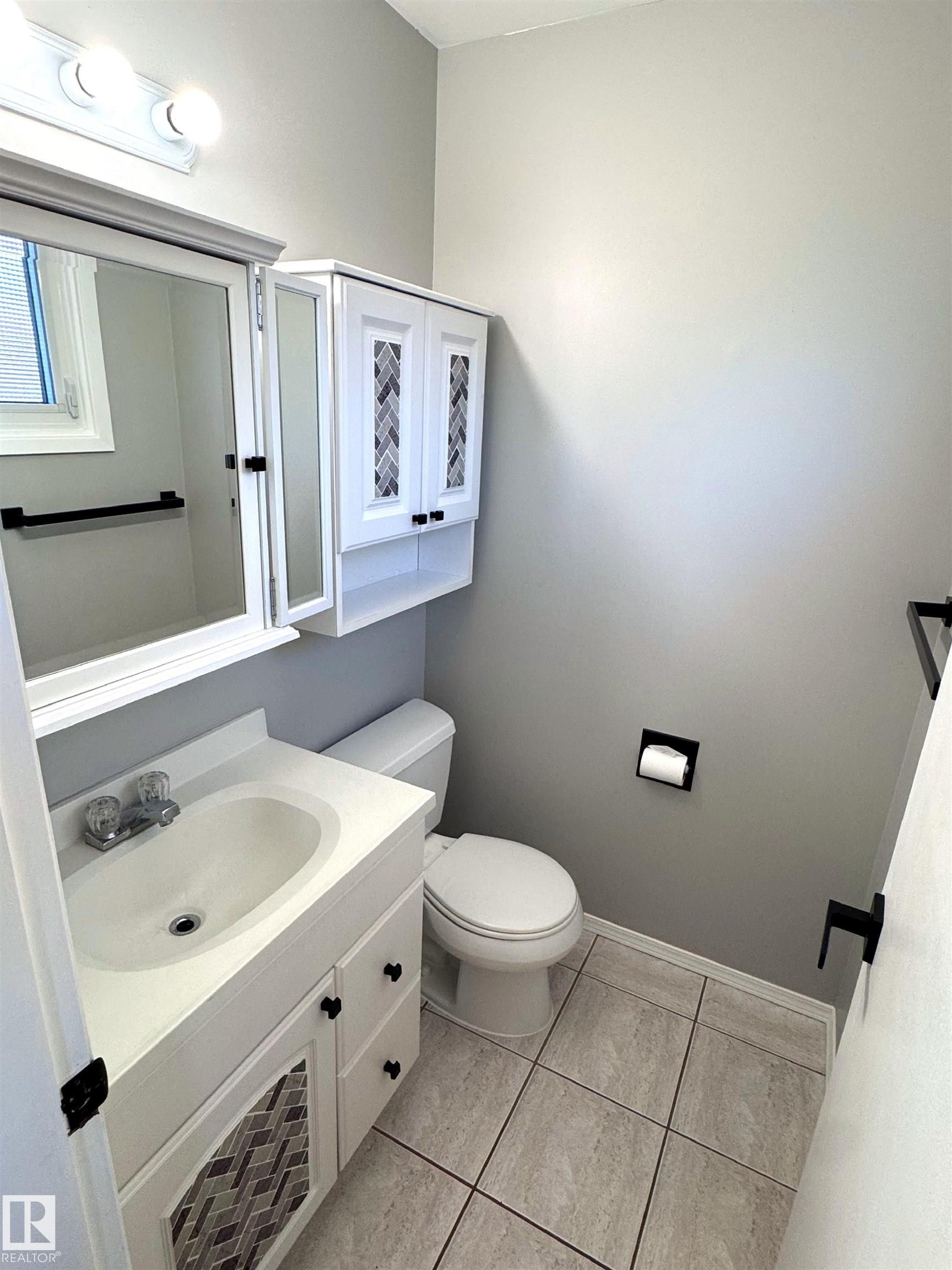 7312 137 Avenue Nw, Edmonton, AB - Indoor Photo Showing Bathroom