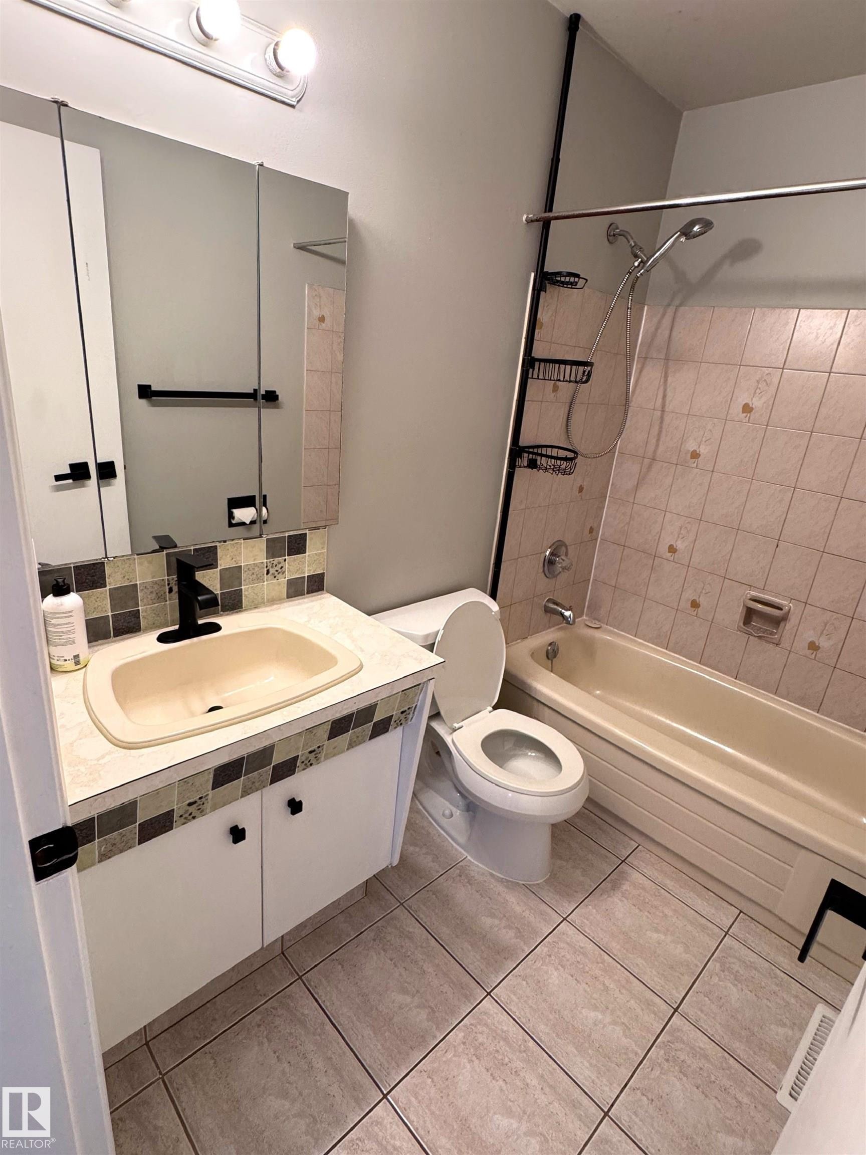 7312 137 Avenue Nw, Edmonton, AB - Indoor Photo Showing Bathroom
