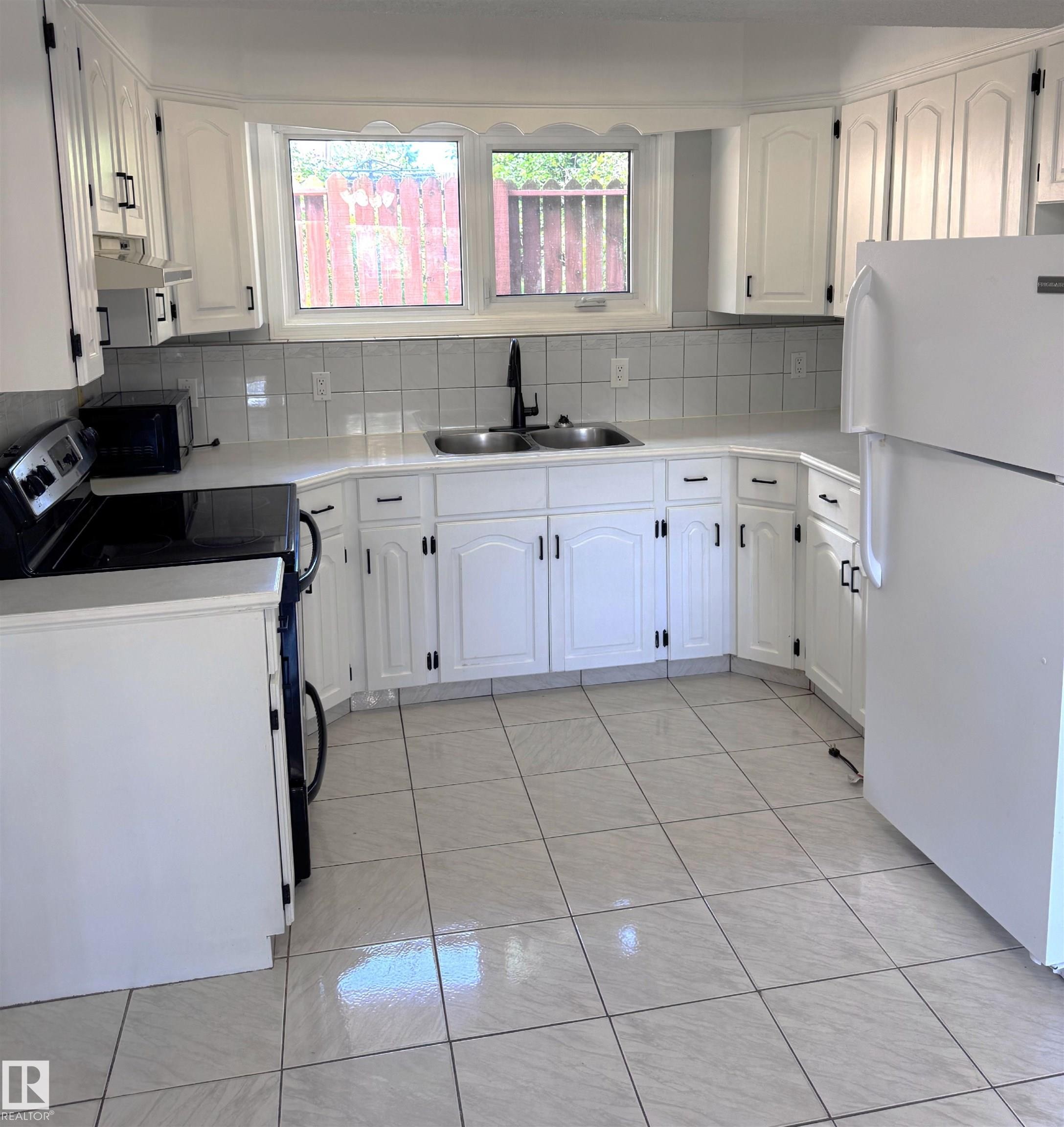 7312 137 Avenue Nw, Edmonton, AB - Indoor Photo Showing Kitchen With Double Sink