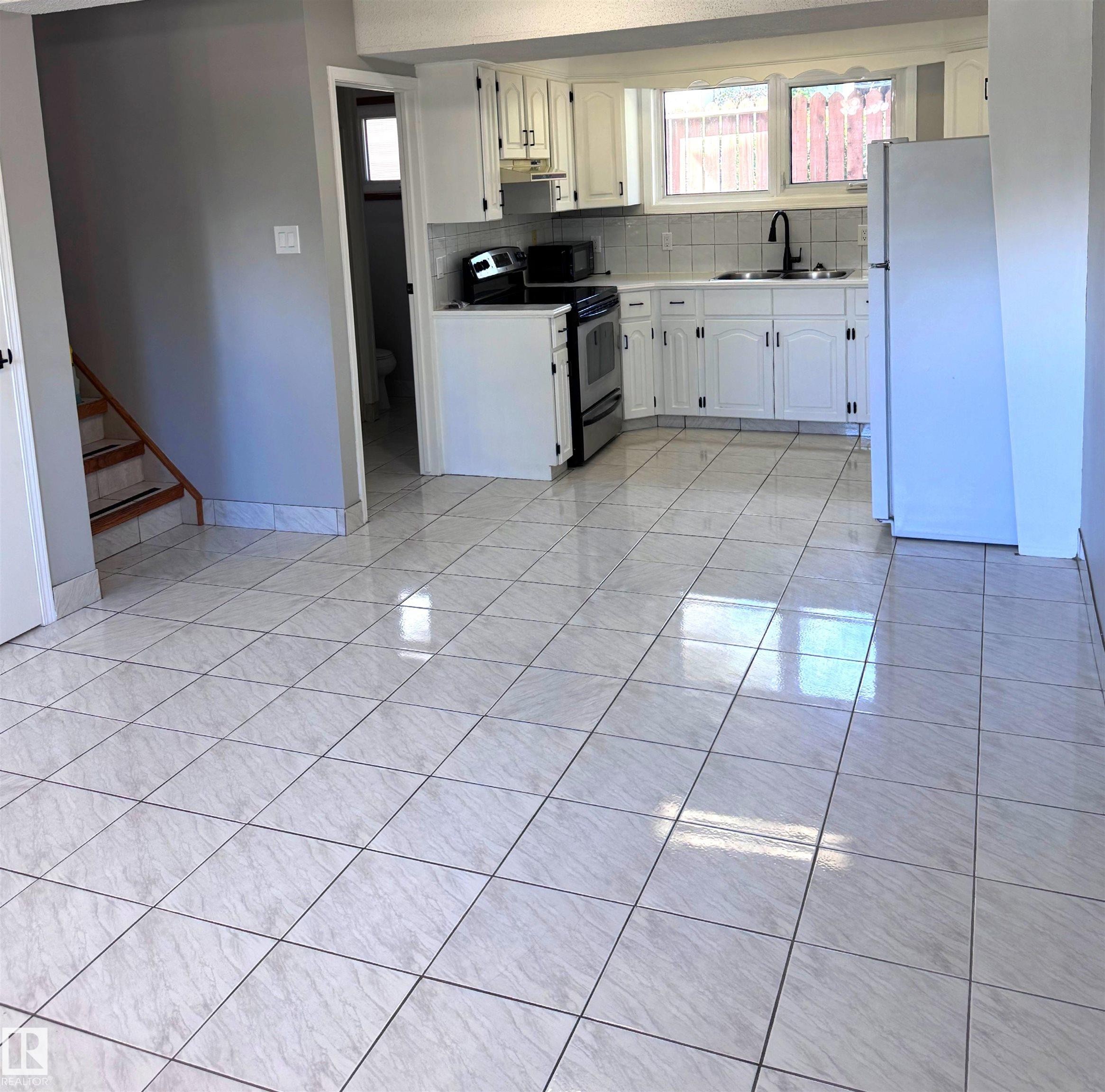 7312 137 Avenue Nw, Edmonton, AB - Indoor Photo Showing Kitchen