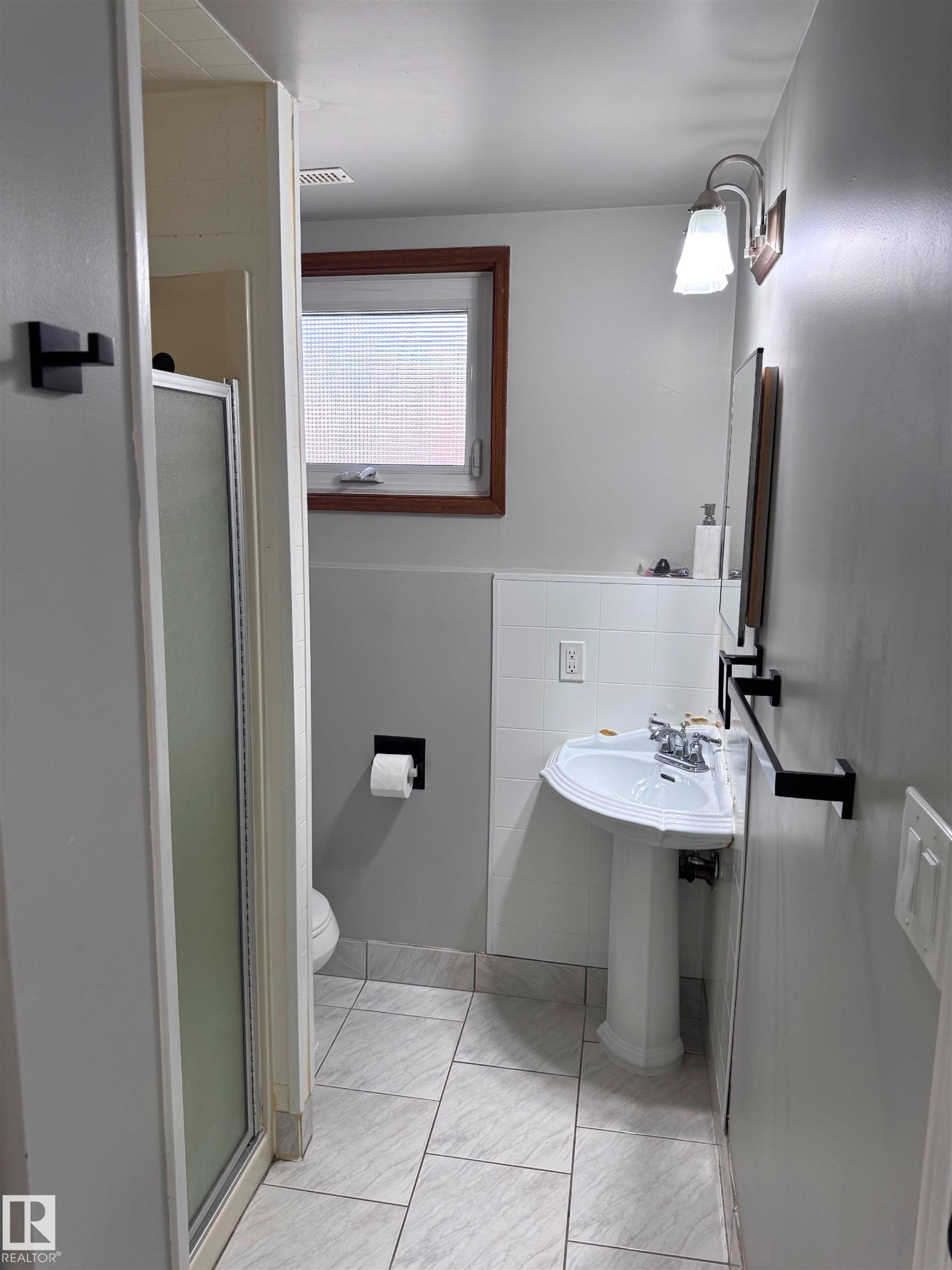 7312 137 Avenue Nw, Edmonton, AB - Indoor Photo Showing Bathroom