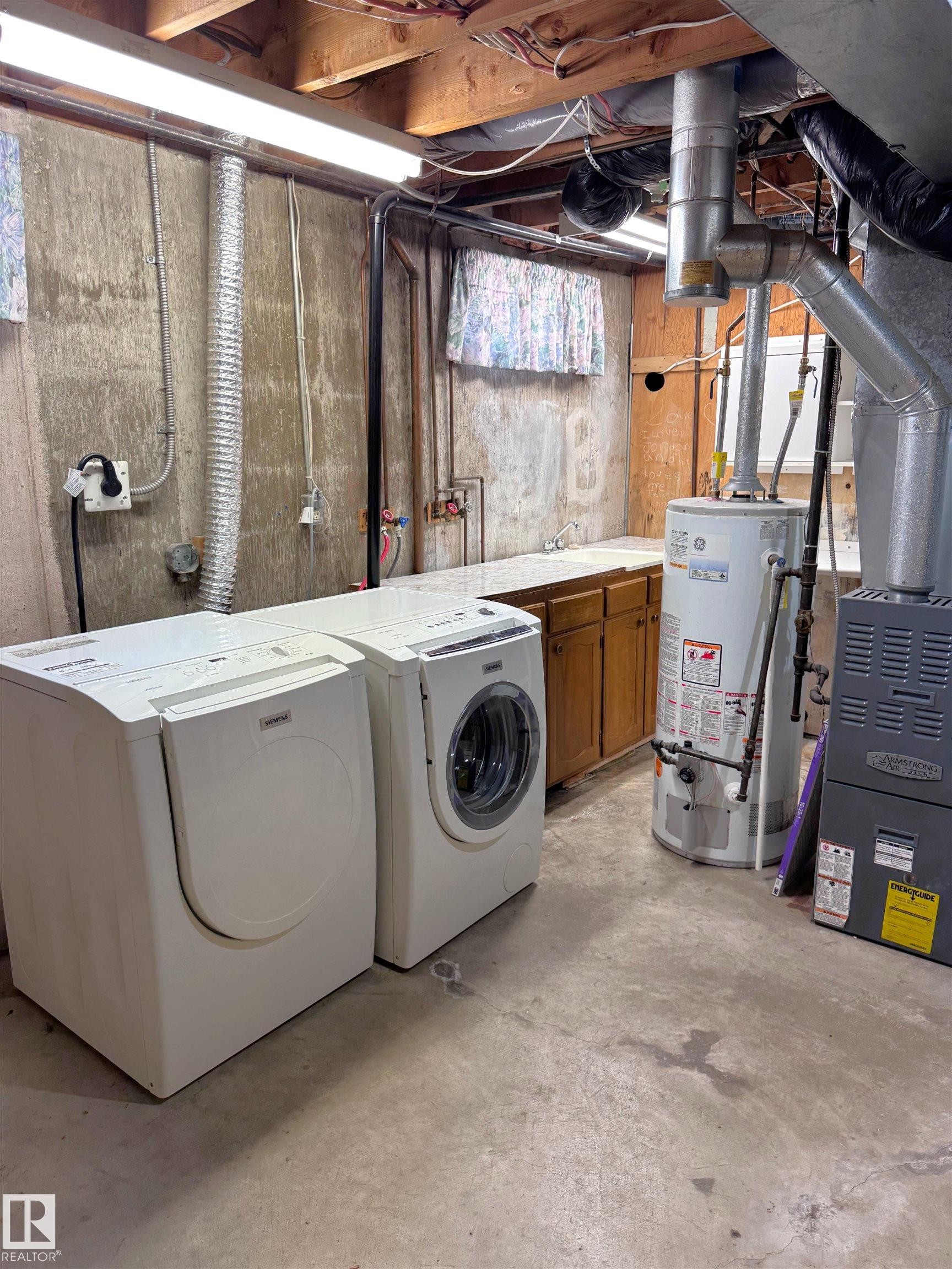 7312 137 Avenue Nw, Edmonton, AB - Indoor Photo Showing Laundry Room