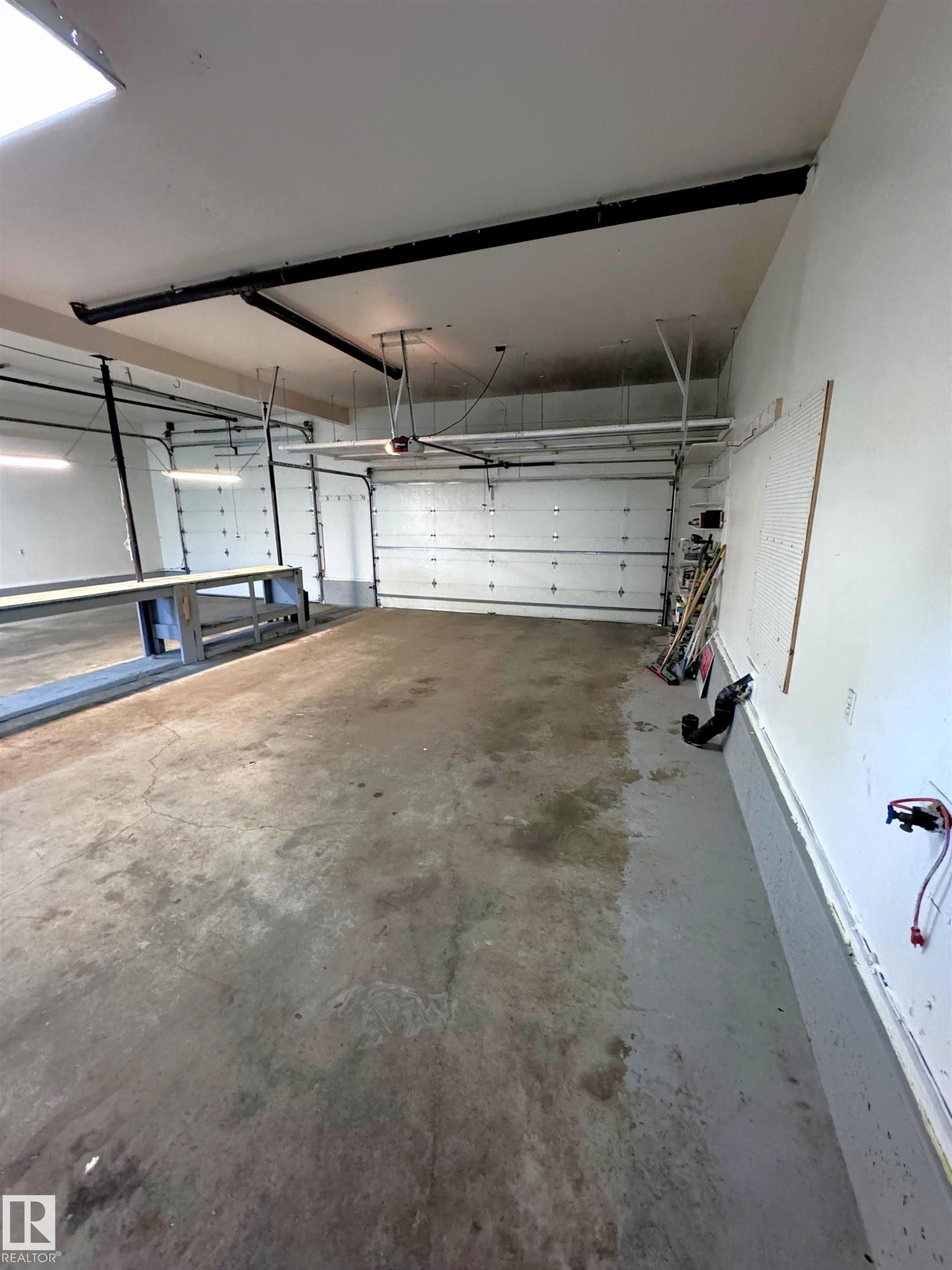 7312 137 Avenue Nw, Edmonton, AB - Indoor Photo Showing Garage