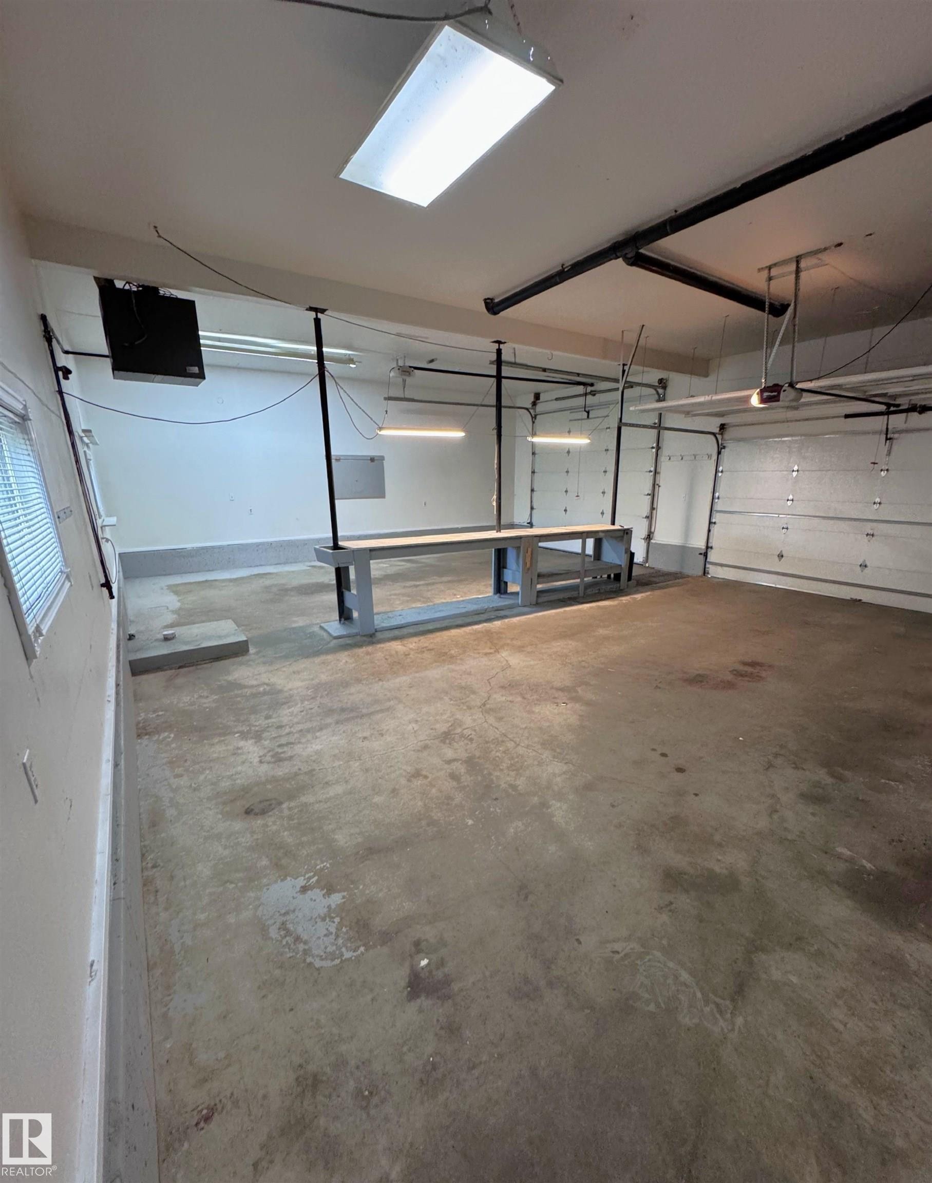 7312 137 Avenue Nw, Edmonton, AB - Indoor Photo Showing Garage
