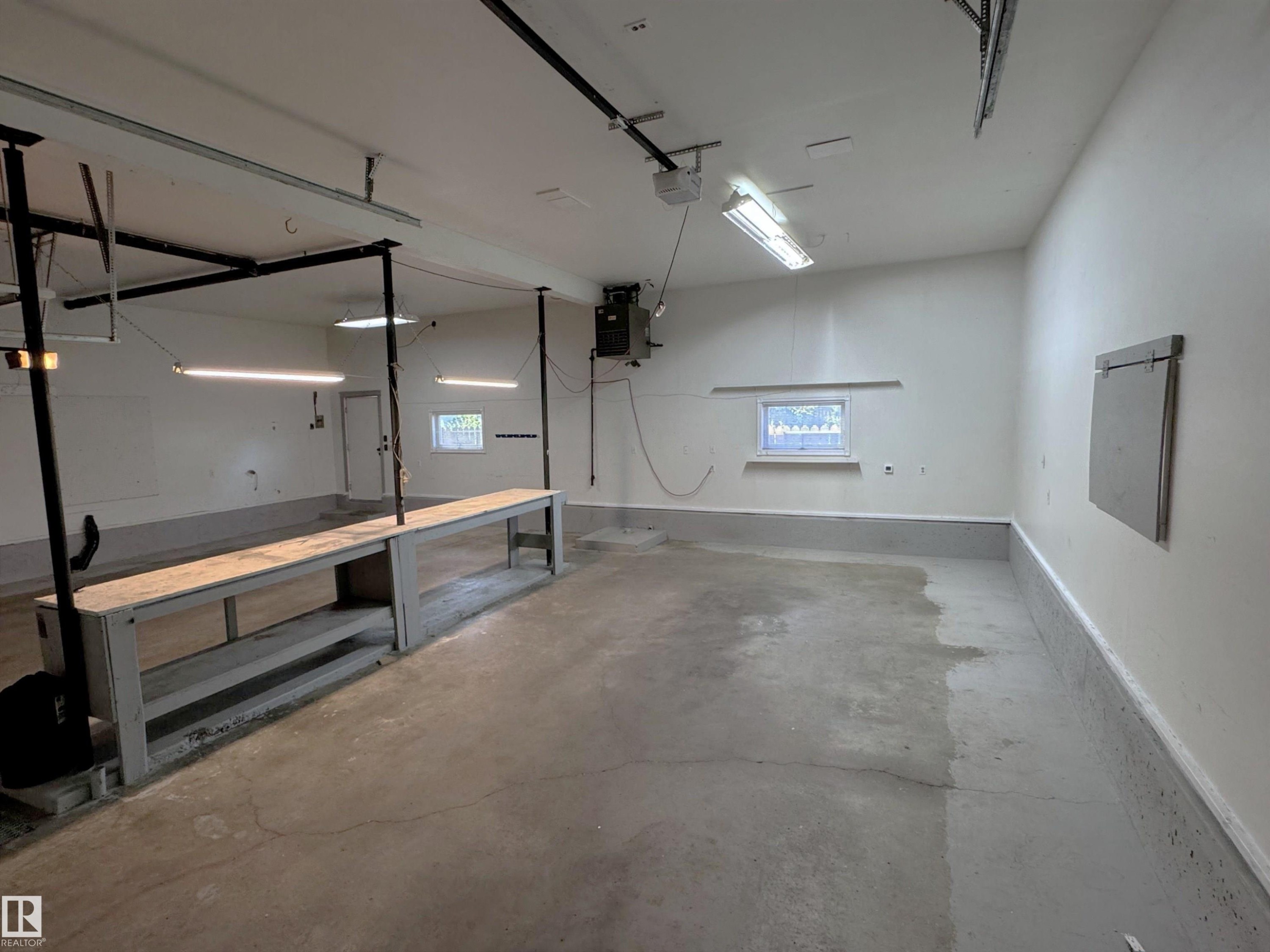 7312 137 Avenue Nw, Edmonton, AB - Indoor Photo Showing Garage