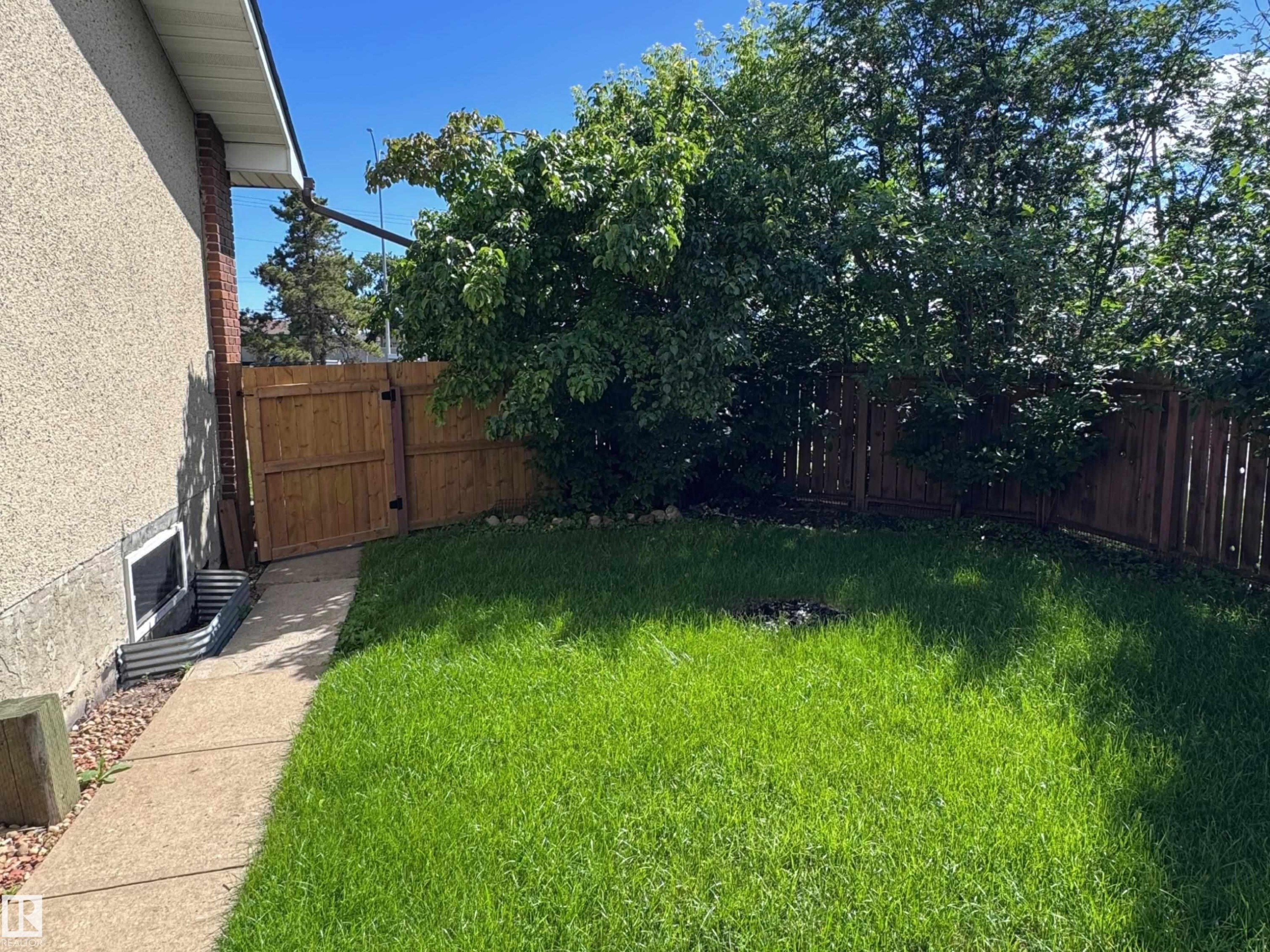 7312 137 Avenue Nw, Edmonton, AB - Outdoor