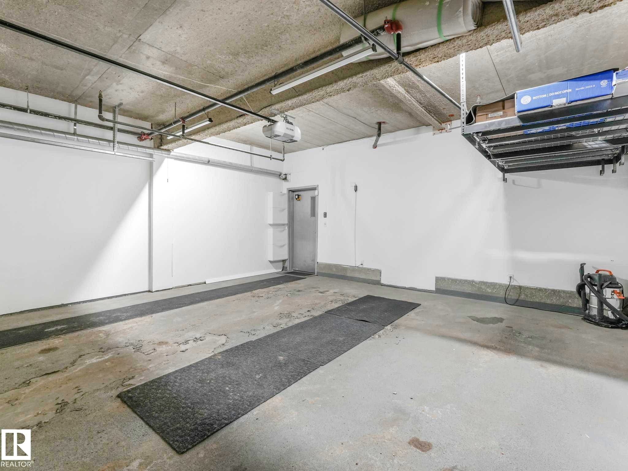 #122 5151 Windermere Bv Sw, Edmonton, AB - Indoor Photo Showing Garage