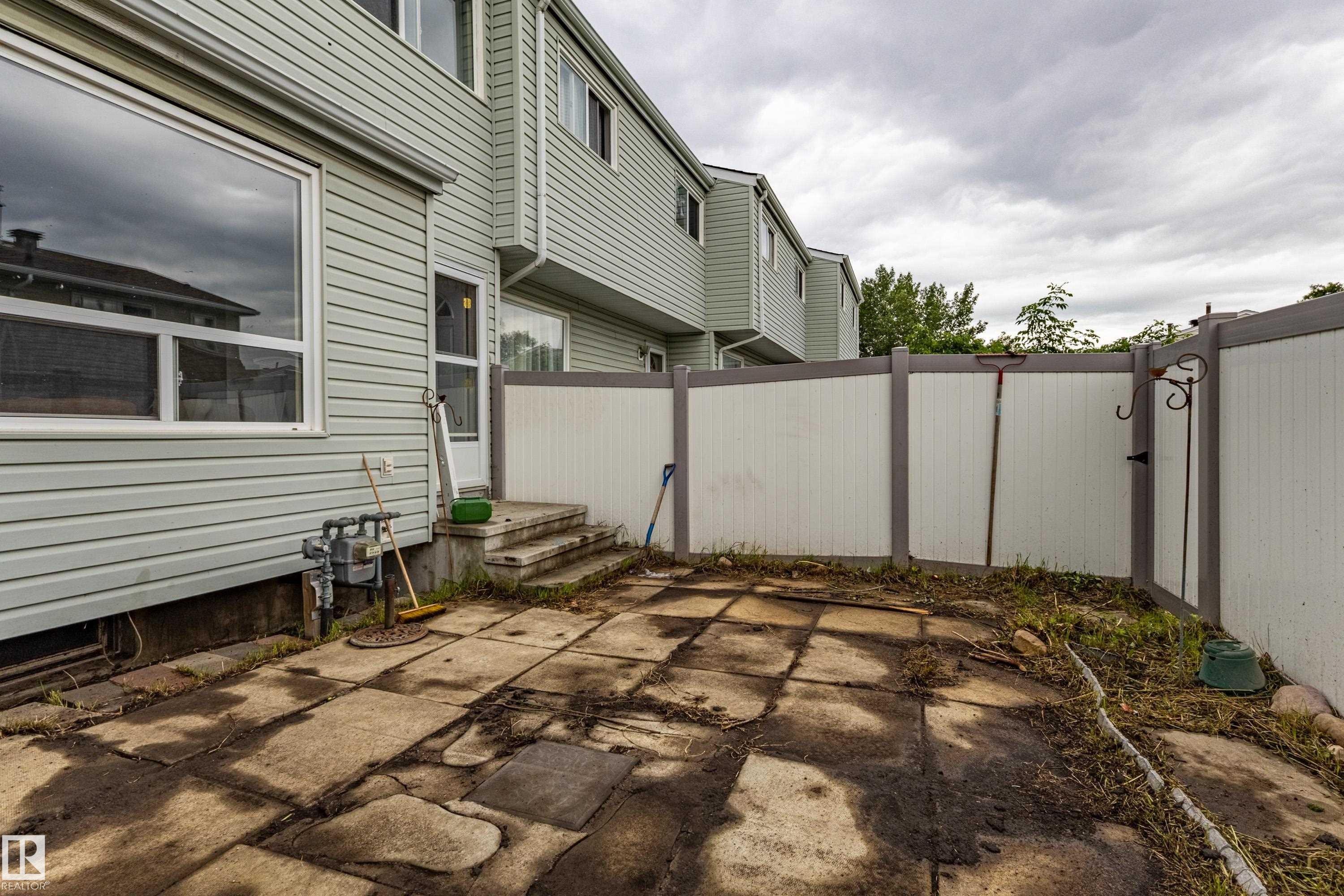 Patio terrace - 209 Dickinsfield Court Nw, Edmonton, AB