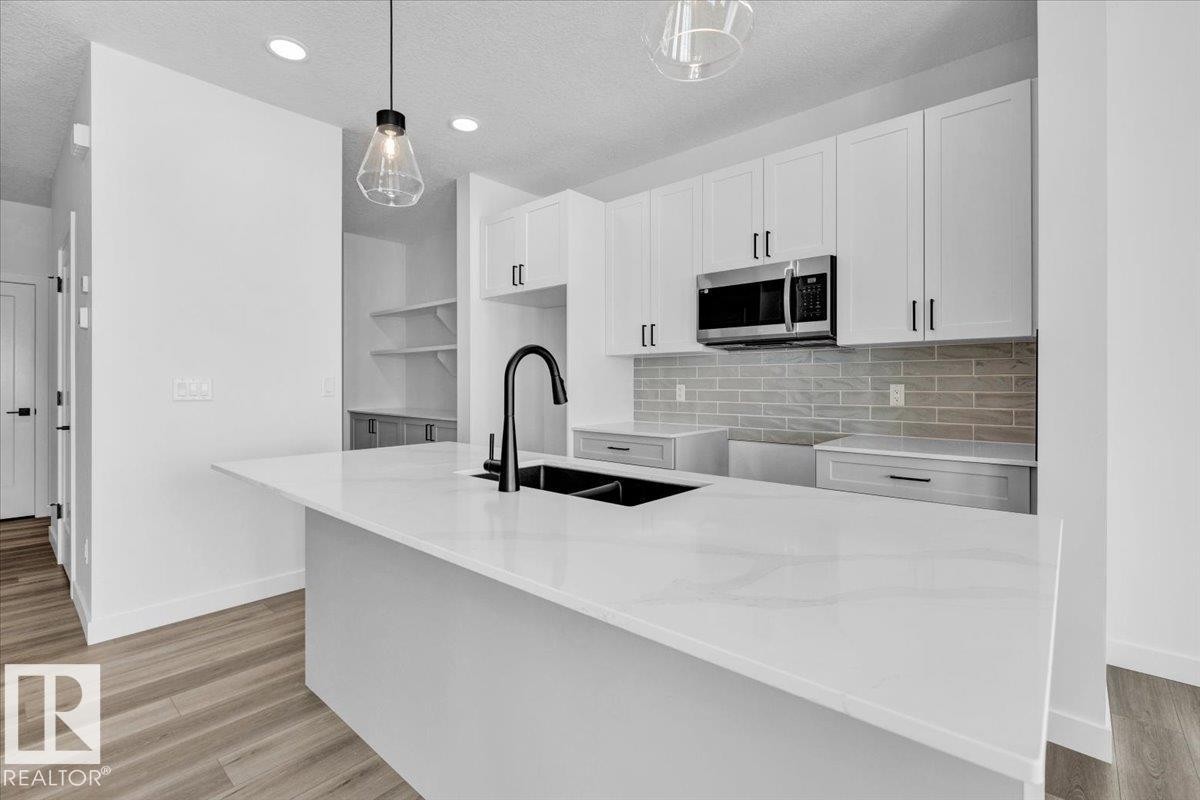139 Caledon Crescent, Spruce Grove, AB - Indoor Photo Showing Kitchen With Double Sink With Upgraded Kitchen