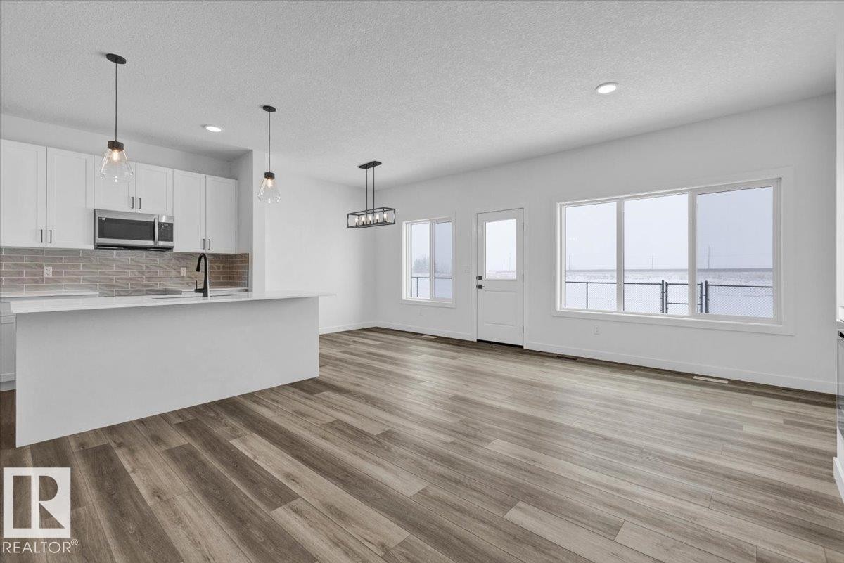 139 Caledon Crescent, Spruce Grove, AB - Indoor Photo Showing Kitchen With Upgraded Kitchen