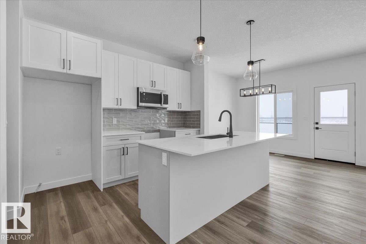 139 Caledon Crescent, Spruce Grove, AB - Indoor Photo Showing Kitchen With Upgraded Kitchen