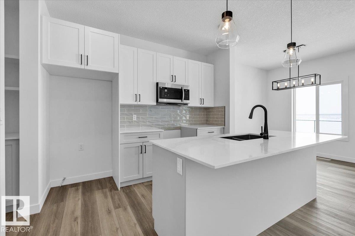 139 Caledon Crescent, Spruce Grove, AB - Indoor Photo Showing Kitchen With Upgraded Kitchen