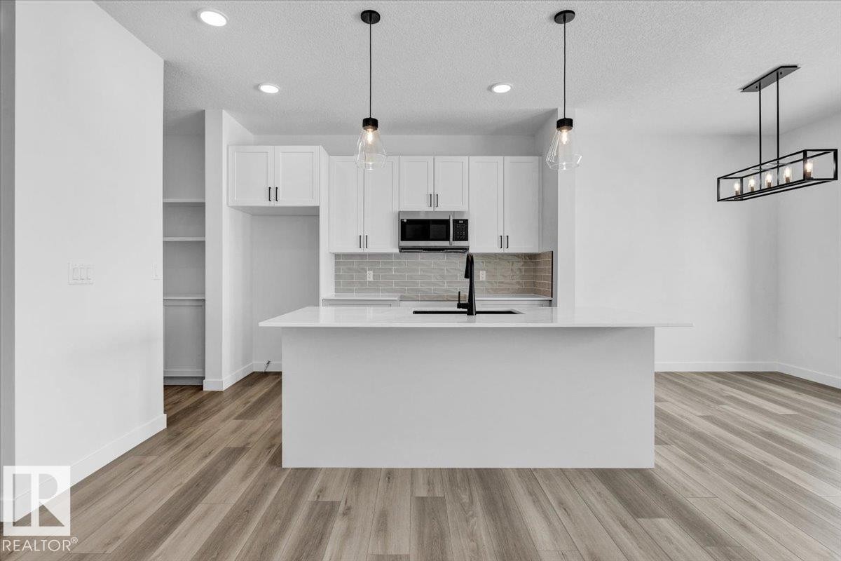 139 Caledon Crescent, Spruce Grove, AB - Indoor Photo Showing Kitchen With Upgraded Kitchen